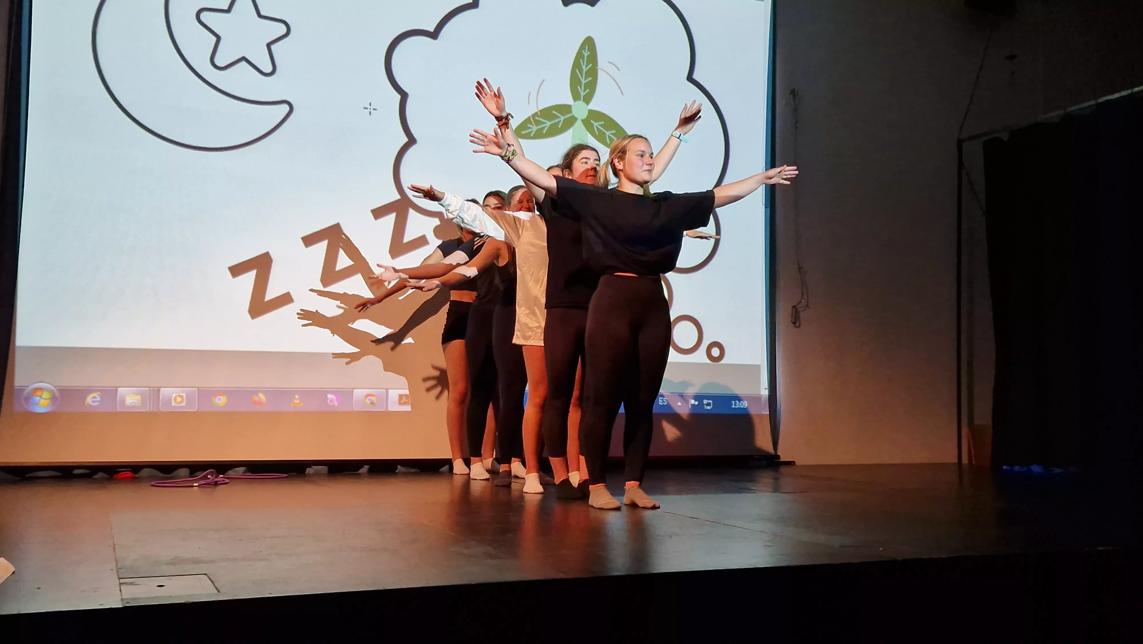 Alumnado de Ciencias de la Actividad Física y el Deporte representando los ODS. Foto Myriam Martínez 