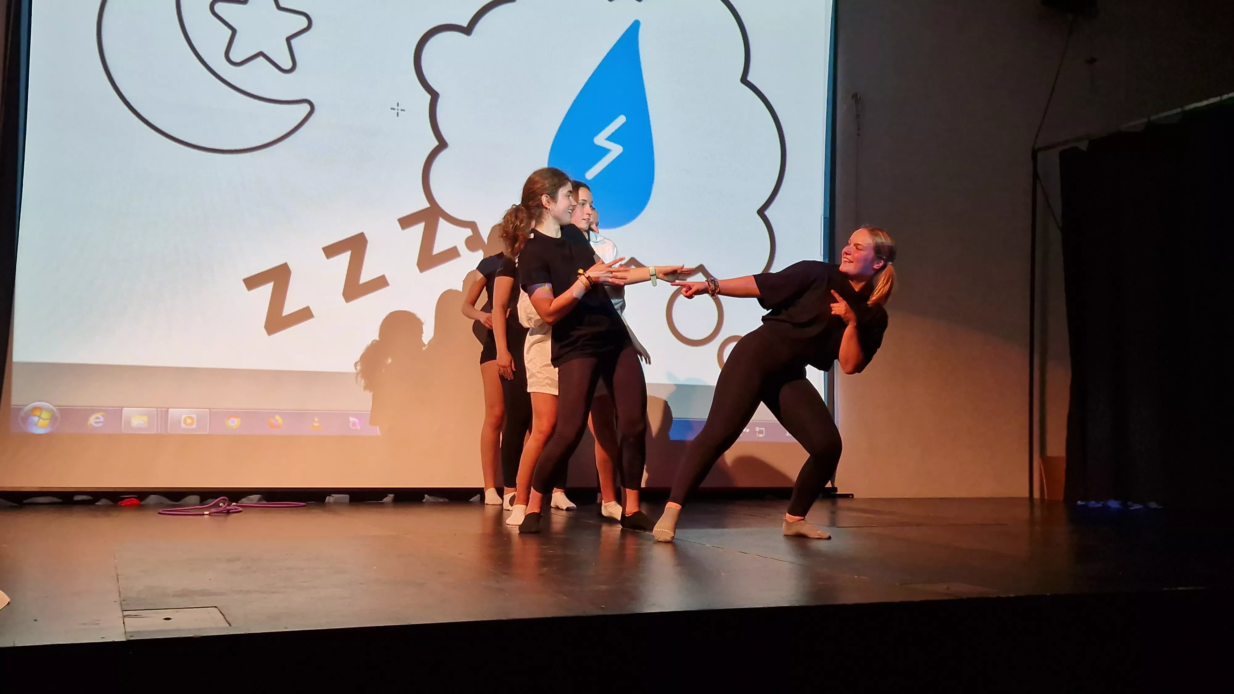 Alumnado de Ciencias de la Actividad Física y el Deporte representando los ODS. Foto Myriam Martínez 