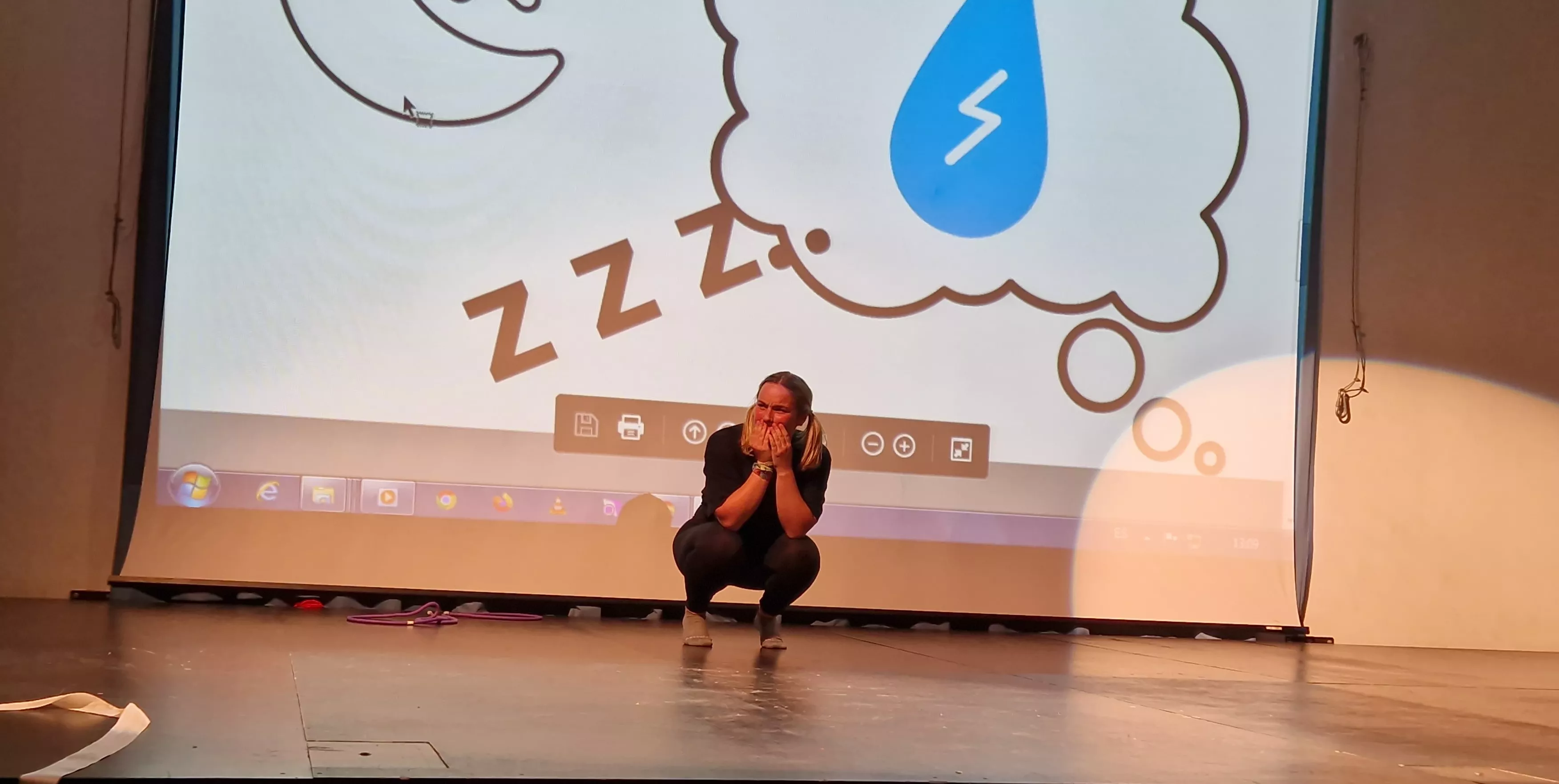 Alumnado de Ciencias de la Actividad Física y el Deporte representando los ODS. Foto Myriam Martínez 