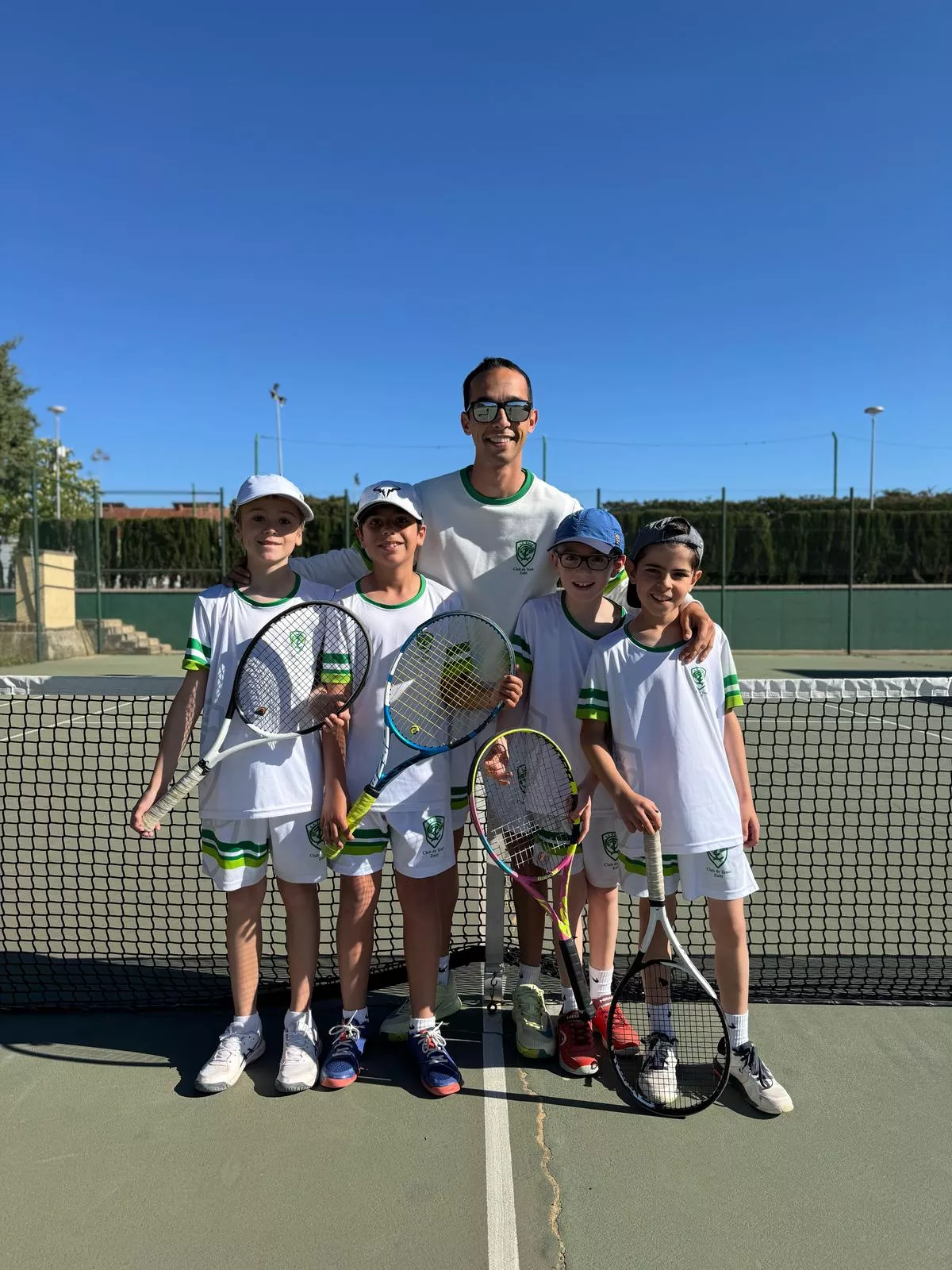 Los alevines de Zoiti-Cupra con su entrenador, Edu Piedrafita.