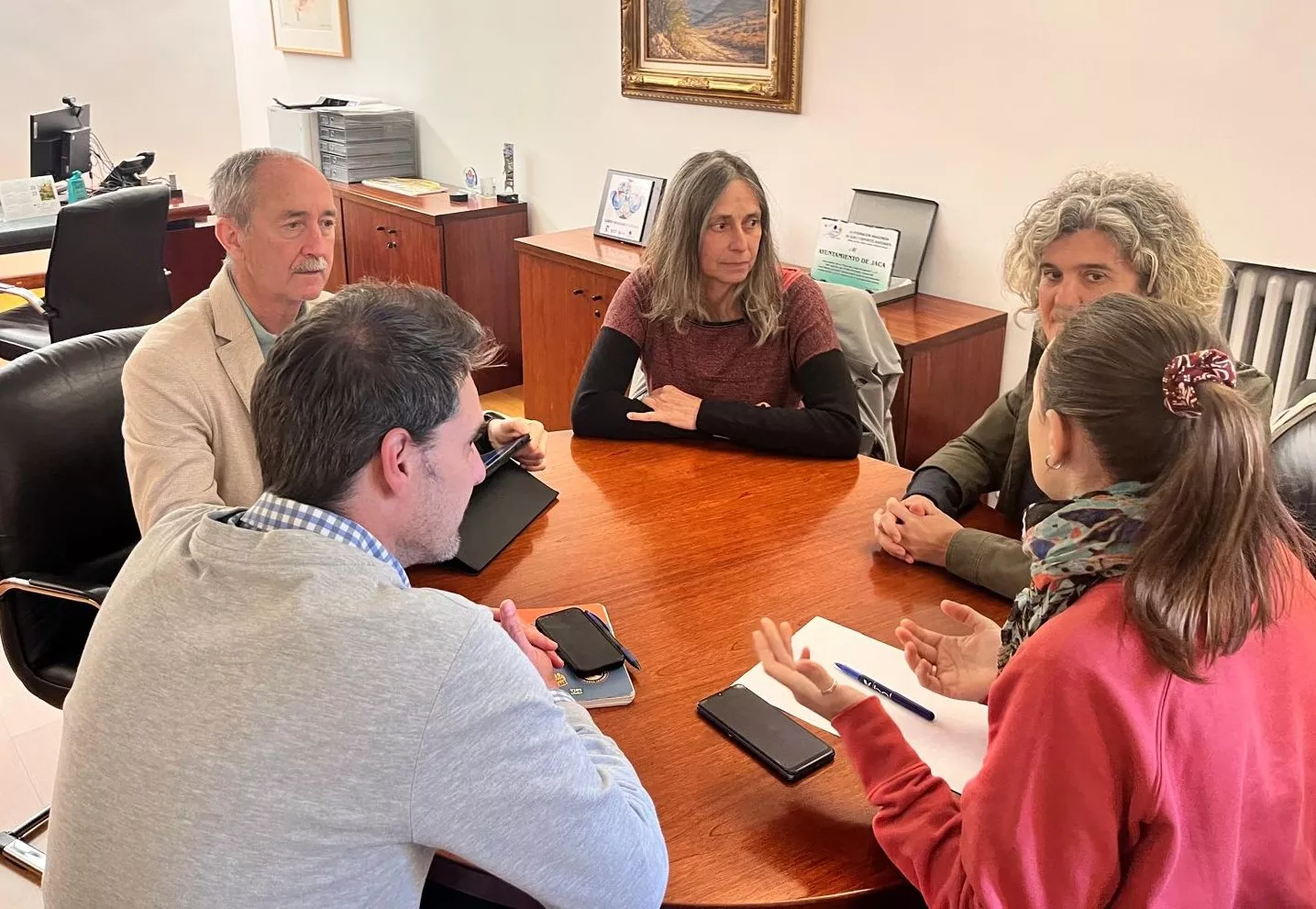 Imagen de la reunión entre el Gobierno de Aragón, la Federación Aragonesa de Montañismo y el Ayuntamiento de Jaca.