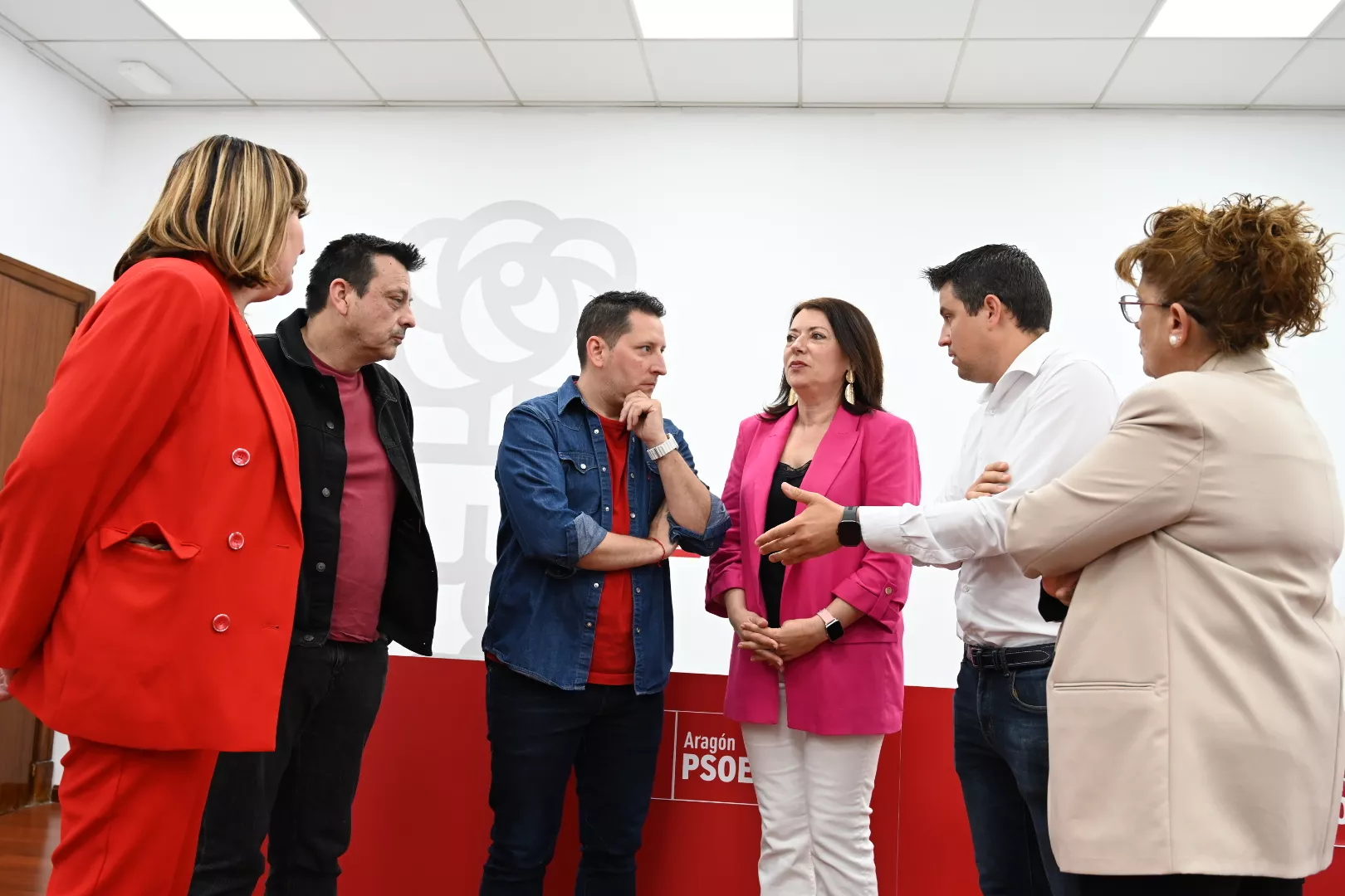 El PSOE Aragón denuncia el "abandono de Azcón" a los presidentes comarcales y alcaldes durante el apagón.
