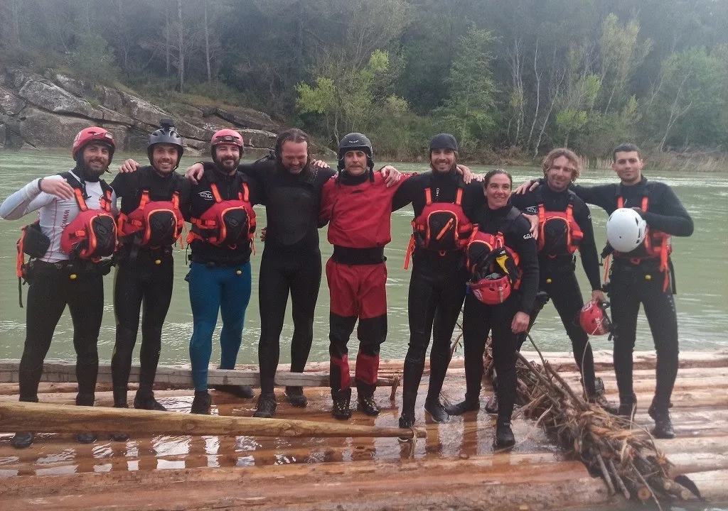 Participantes en la formación sobre una de las nabatas que surcaron el río Gállego el 26 de abril. Participantes en la formación sobre una de las nabatas que surcaron el río Gállego el 26 de abril.
