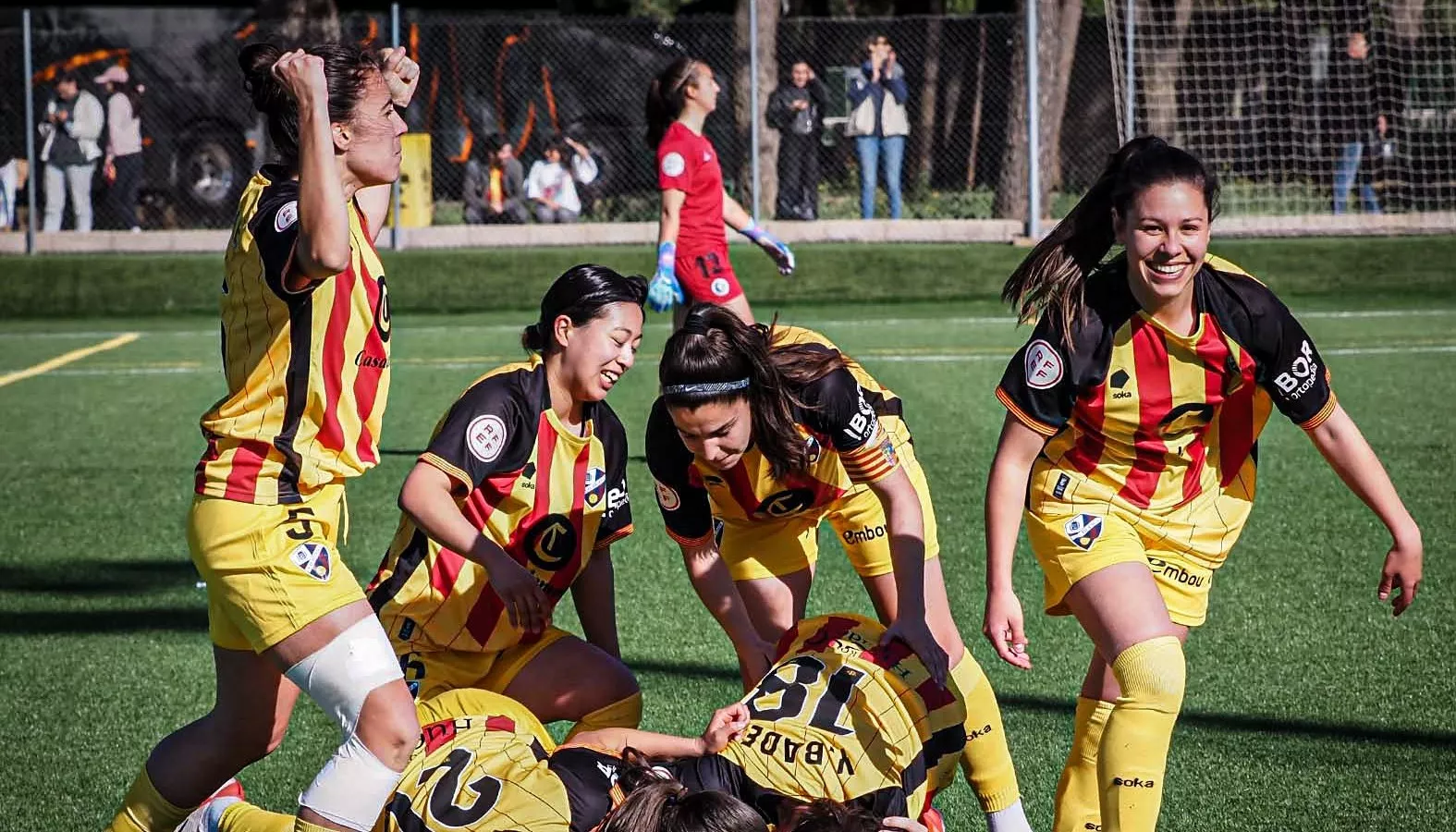 Las jugadoras del Huesca celebran un gol ante el Zaragoza. Vero Rodríguez: "El equipo siempre ha estado unido"