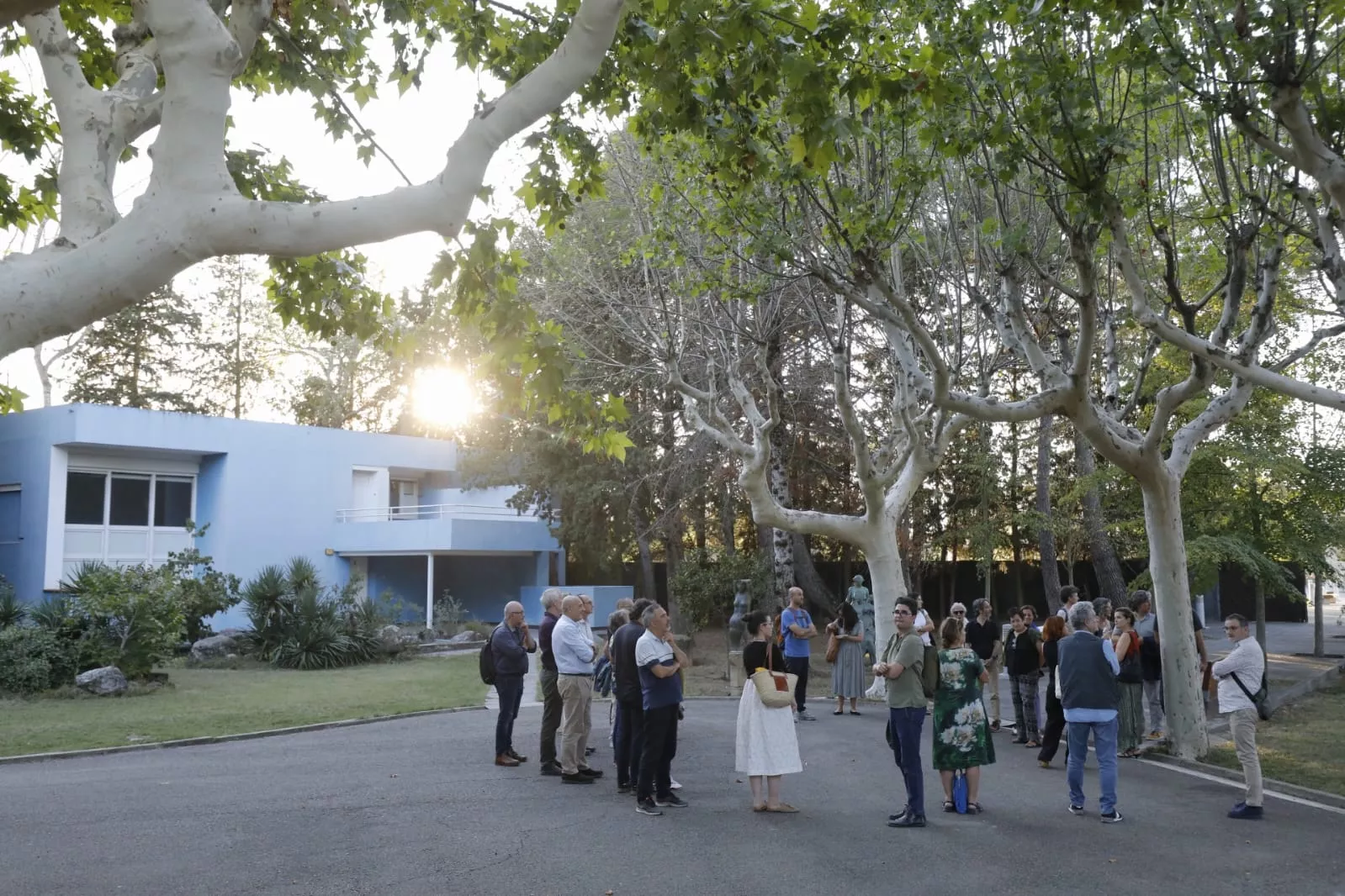 Grupo de participantes visitando los jardines de la finca Beulas. Grupo de participantes visitando los jardines de la finca Beulas.