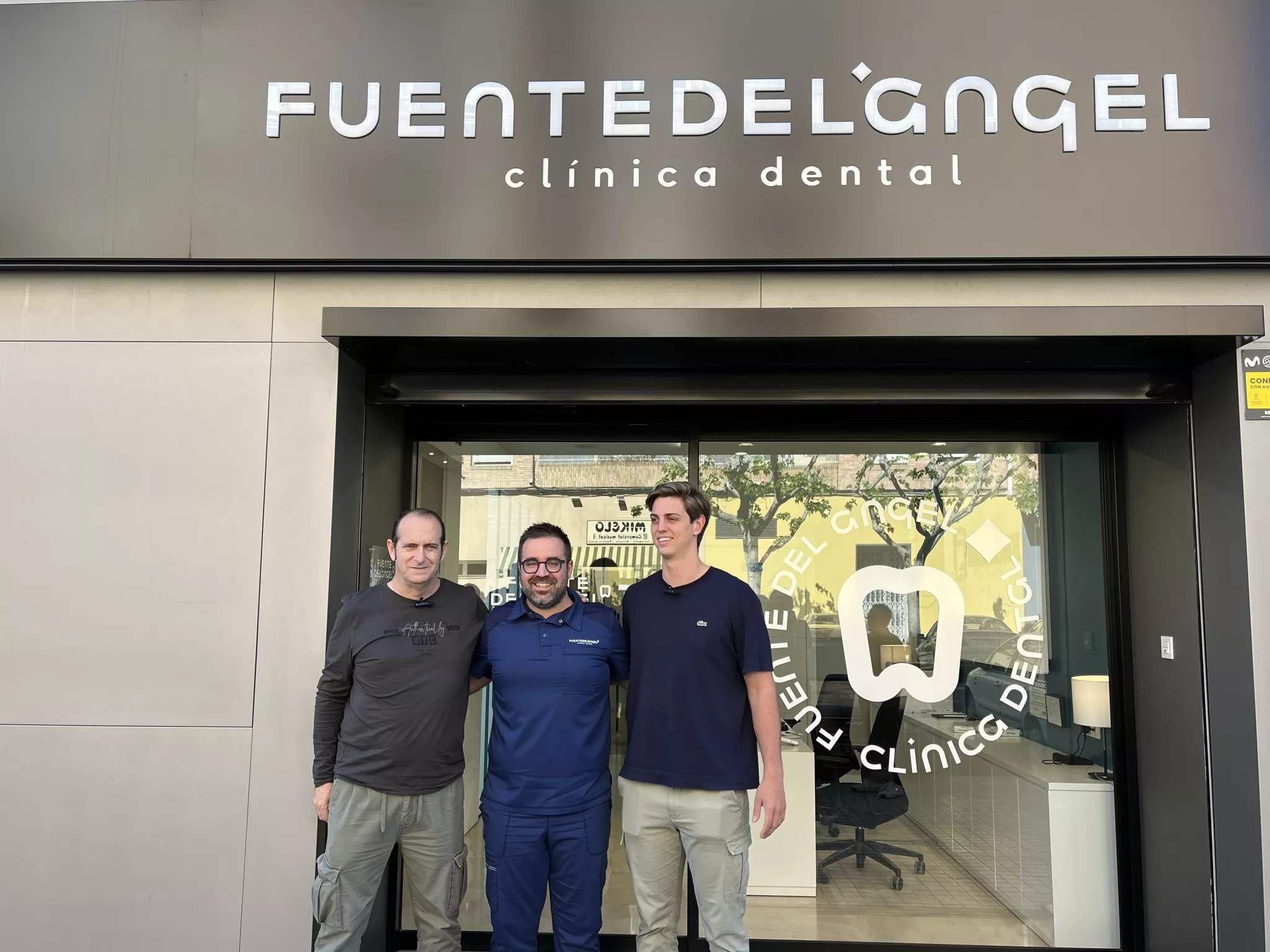 Nolasco, Aitor Murillo, de Clínica Dental Fuente del Ángel, e Ian Moya. Nolasco: "Tenemos que ser muy compactos ante Valladolid".  Foto: Adri Mora