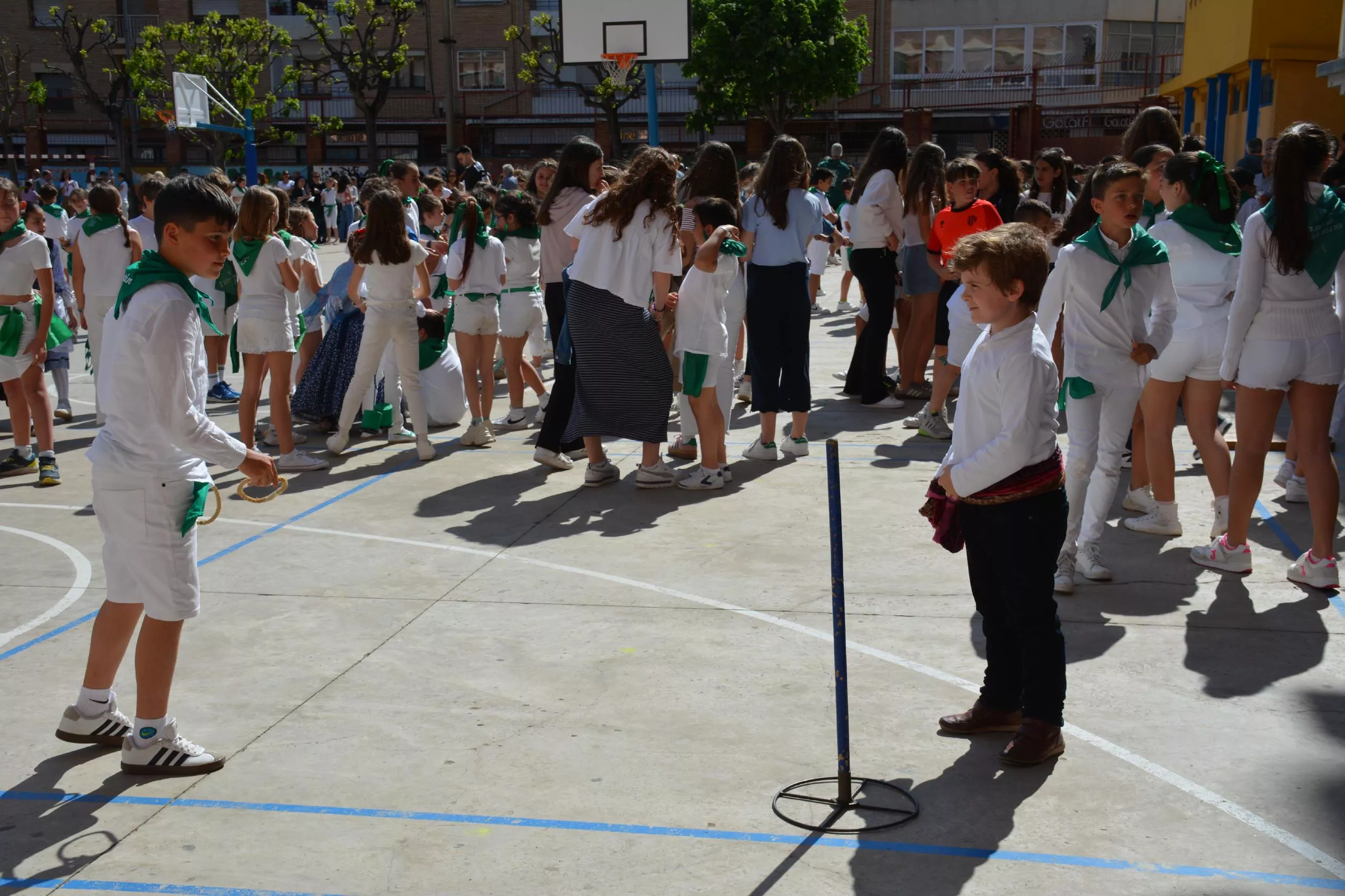 Juegos tradicionales en el Colegio San Viator, anillas.