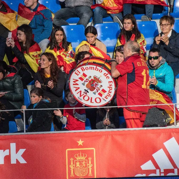 Manolo y su bombo en El Alcoraz. Foto: SD Huesca.