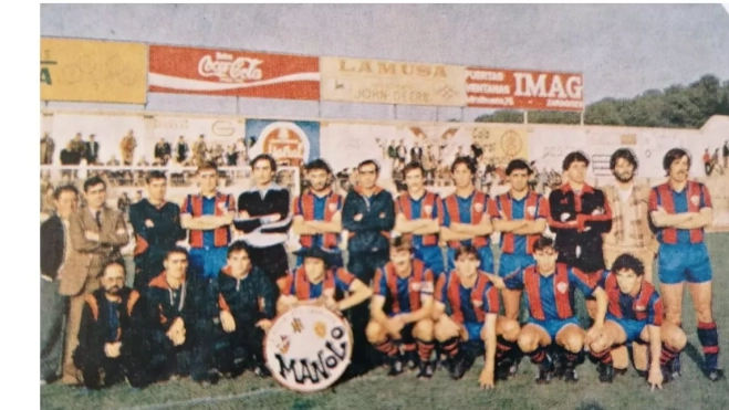 Manolo y su bombo en una foto con los jugadores del Huesca. Manolo y su bombo en una foto con los jugadores del Huesca.