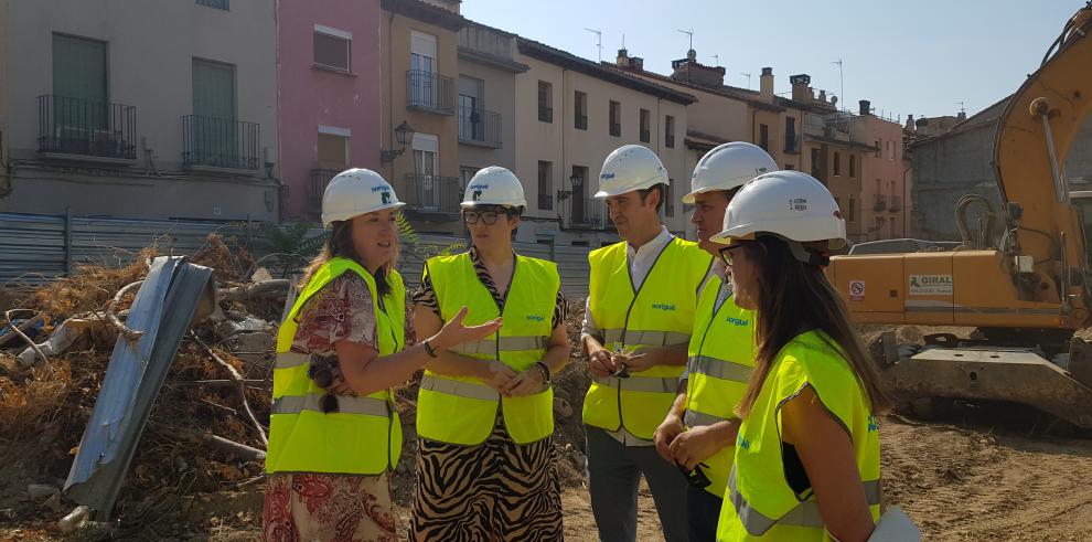 La directora general de Vivienda, Verónica Villagrasa, y el gerente de Suelo y Vivienda de Aragón, Javier Albisu, han asistido al inicio de los trabajos en el solar de la Merced. Foto: Gobierno de Aragón.