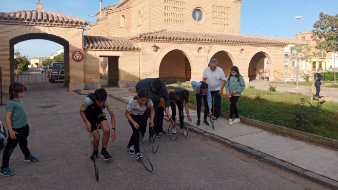juegos tradicionales en el Temple, aros. juegos tradicionales en el Temple, aros.
