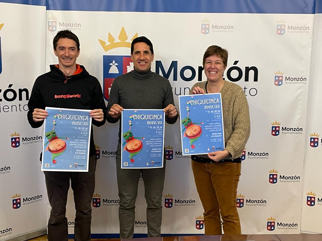 Marcos Castel, Eliseo Martín y Blanca Rosales posan con el cartel de Chiquicinca.