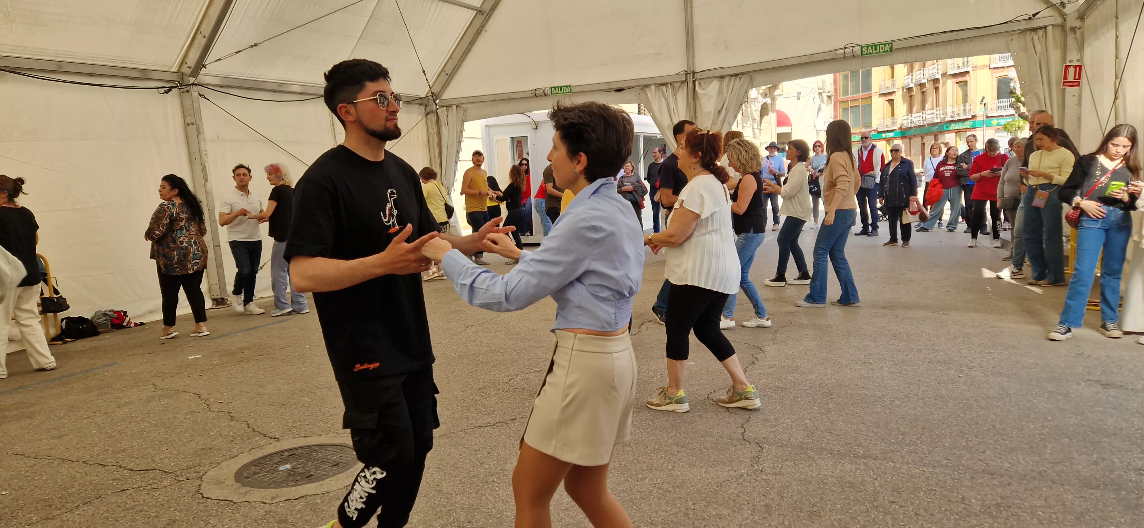 Bailes latinos en las Fiestas del Barrio de San Lorenzo. Foto Myriam Martínez