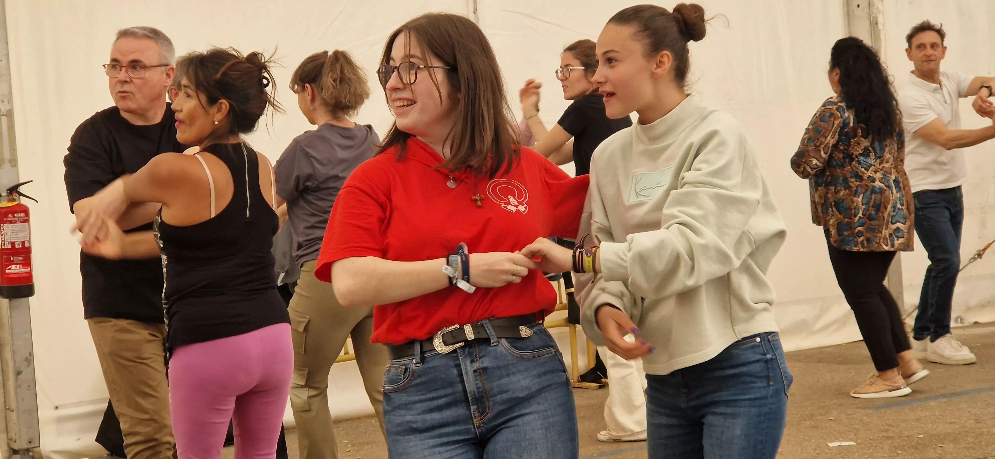 Bailes latinos en las Fiestas del Barrio de San Lorenzo. Foto Myriam Martínez