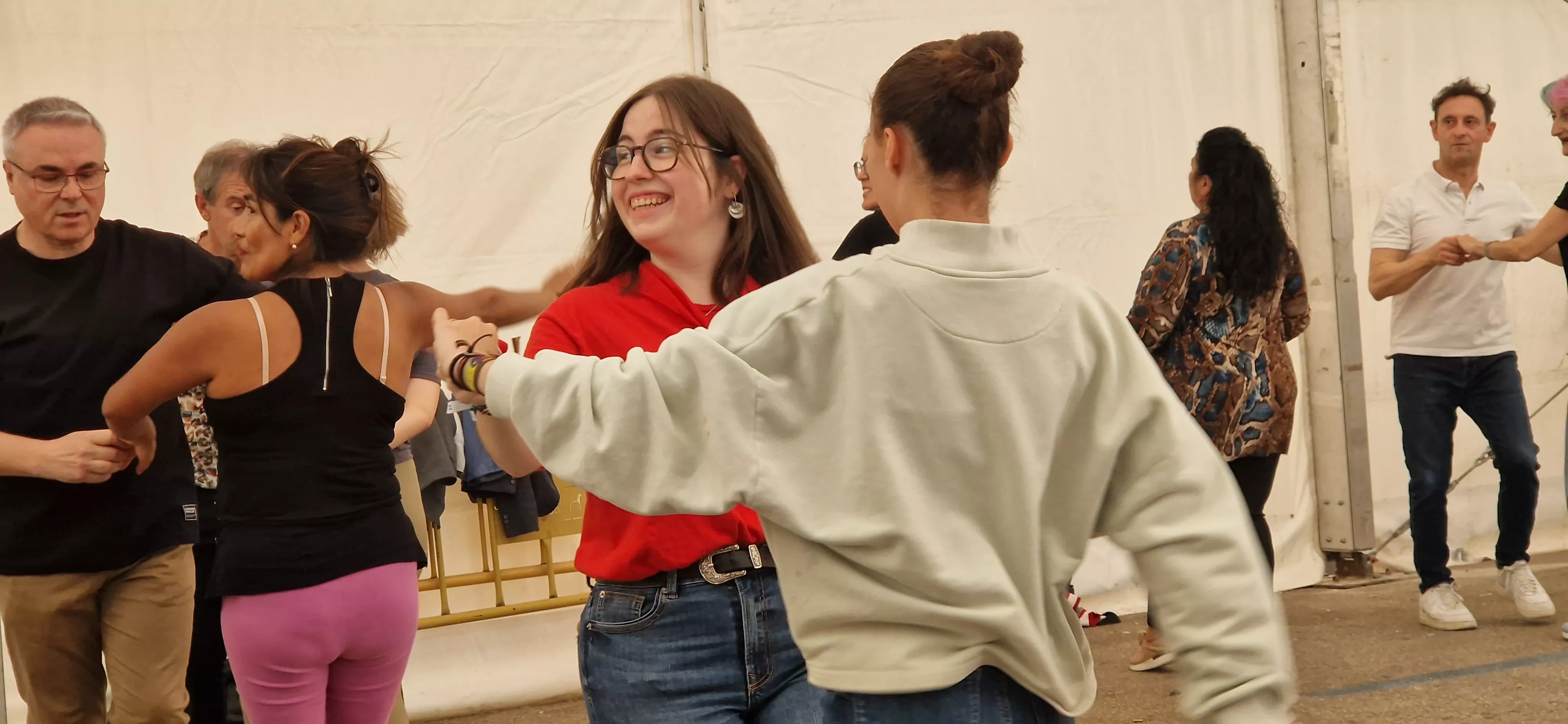 Bailes latinos en las Fiestas del Barrio de San Lorenzo. Foto Myriam Martínez