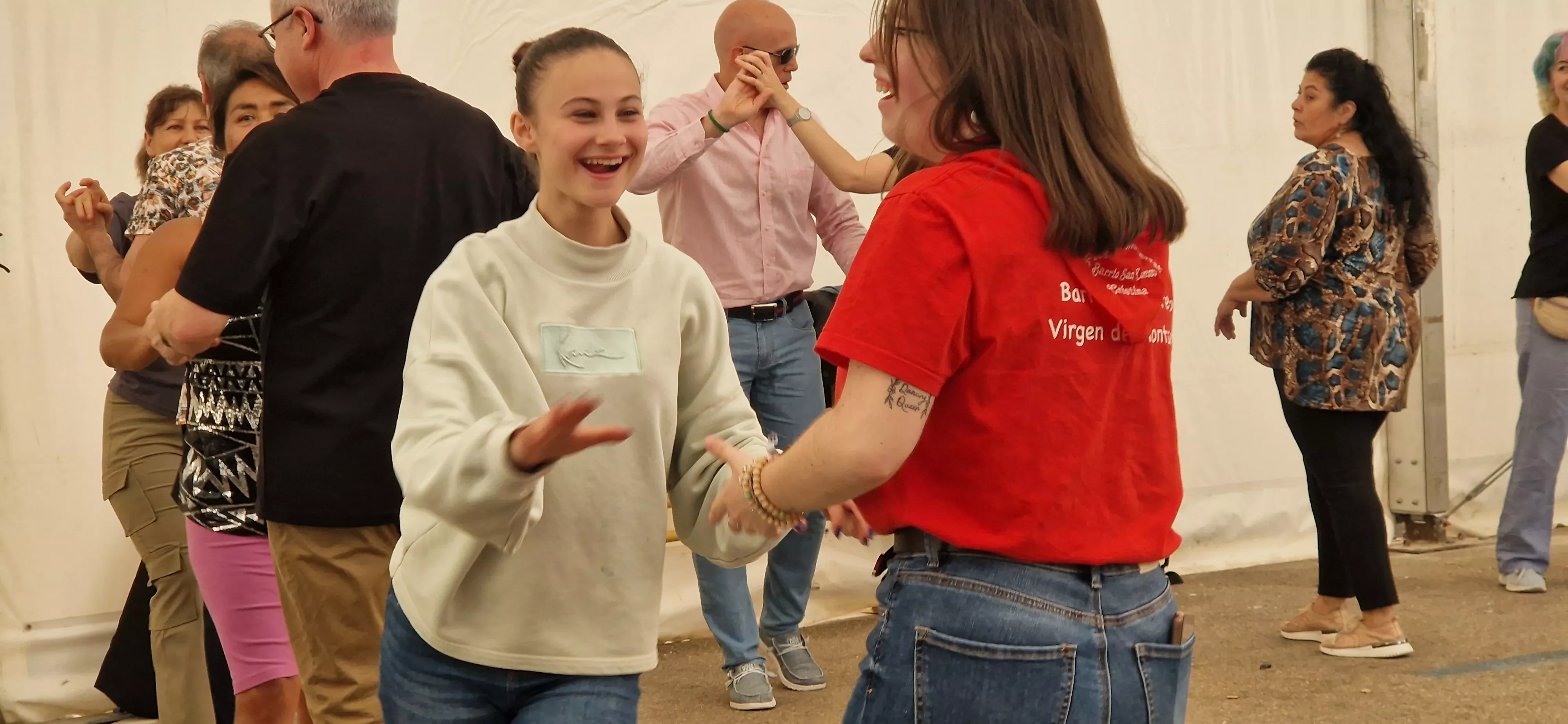Bailes latinos en las Fiestas del Barrio de San Lorenzo. Foto Myriam Martínez