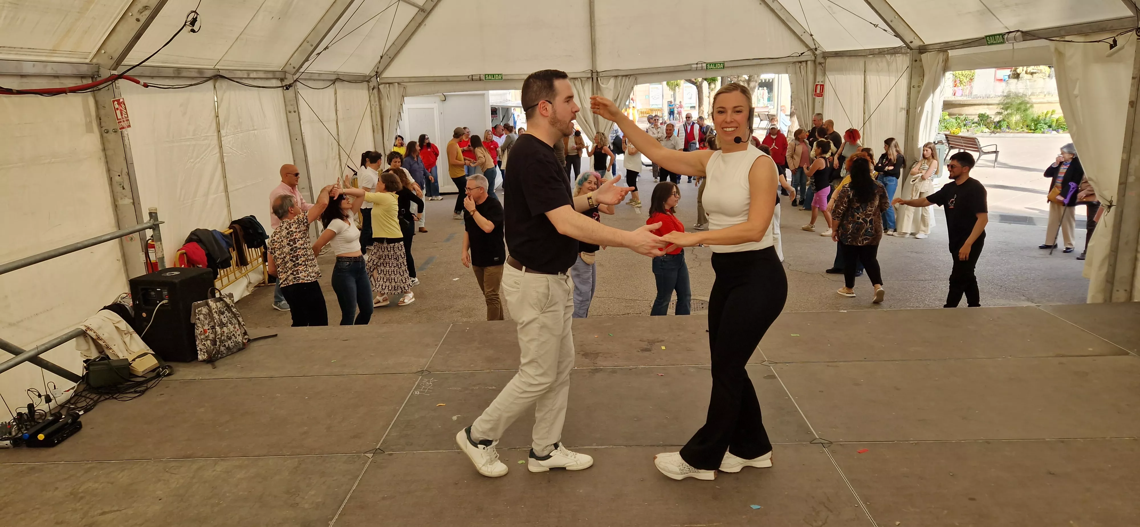 Bailes latinos en las Fiestas del Barrio de San Lorenzo. Foto Myriam Martínez