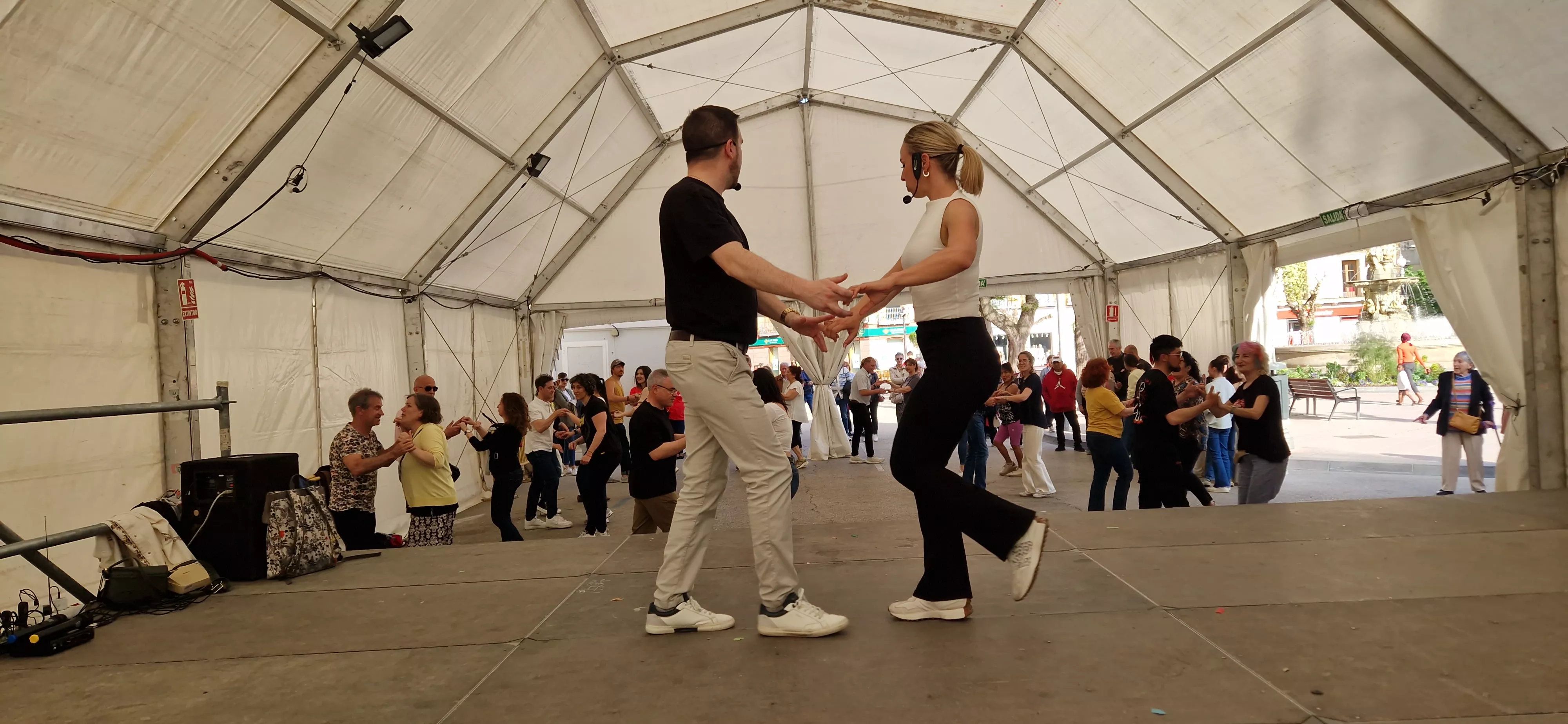 Bailes latinos en las Fiestas del Barrio de San Lorenzo. Foto Myriam Martínez