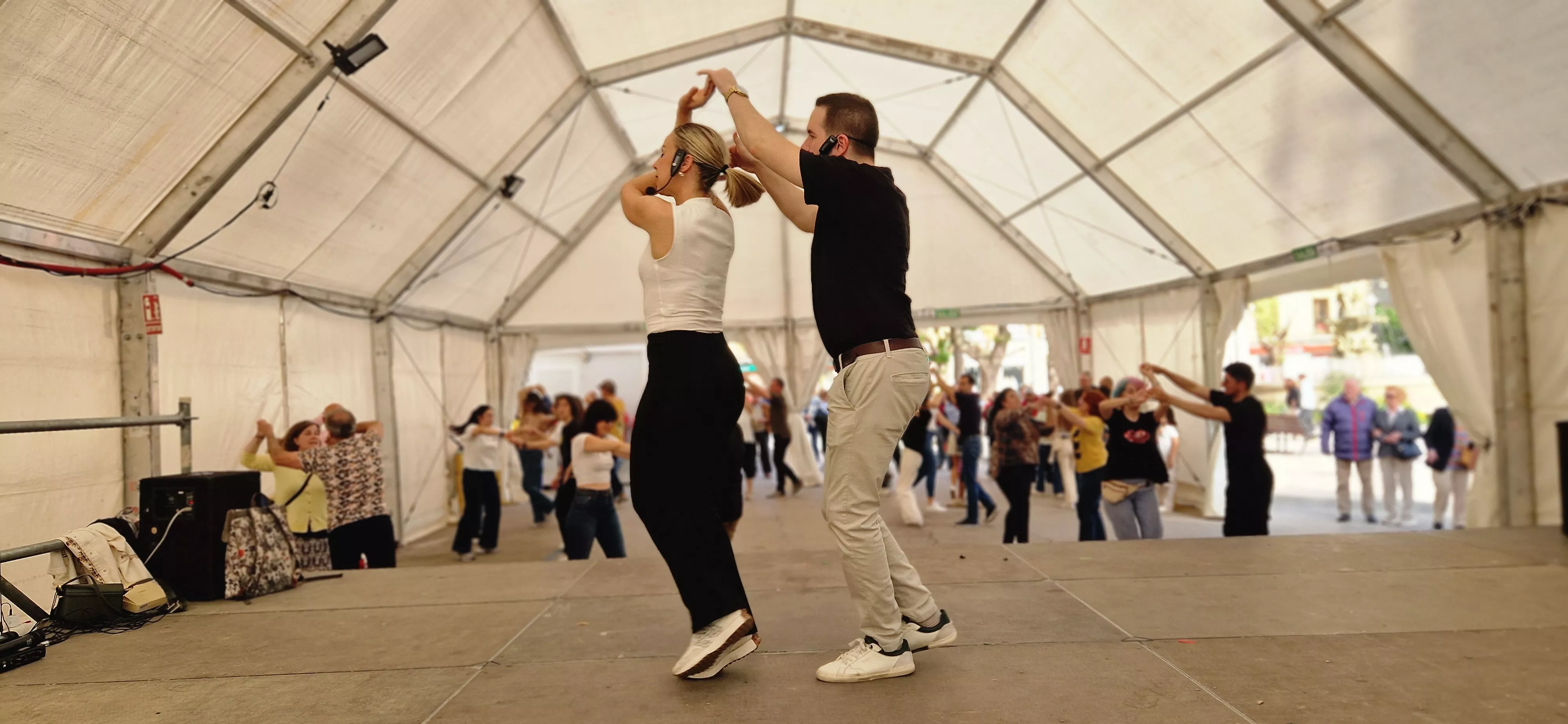 Bailes latinos en las Fiestas del Barrio de San Lorenzo. Foto Myriam Martínez