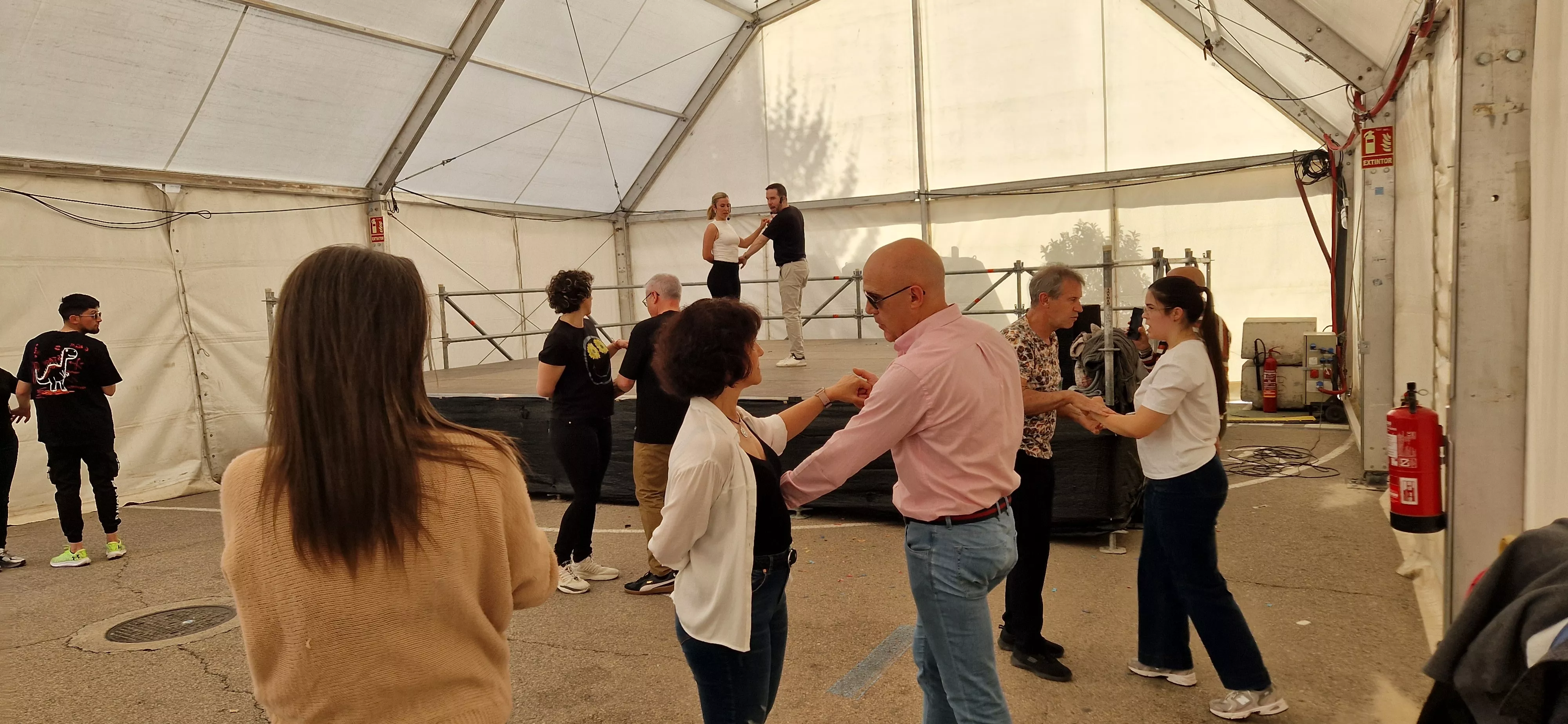 Bailes latinos en las Fiestas del Barrio de San Lorenzo. Foto Myriam Martínez