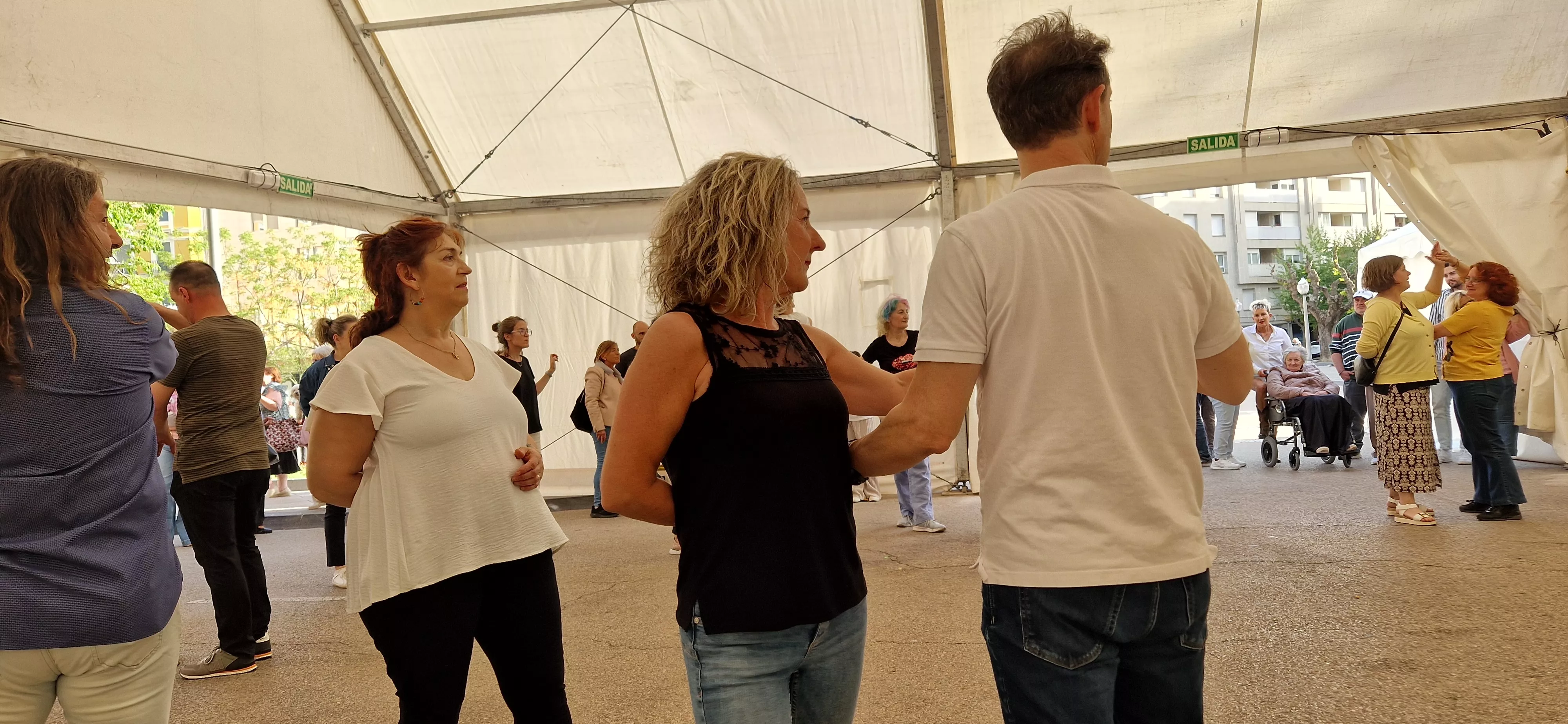 Bailes latinos en las Fiestas del Barrio de San Lorenzo. Foto Myriam Martínez