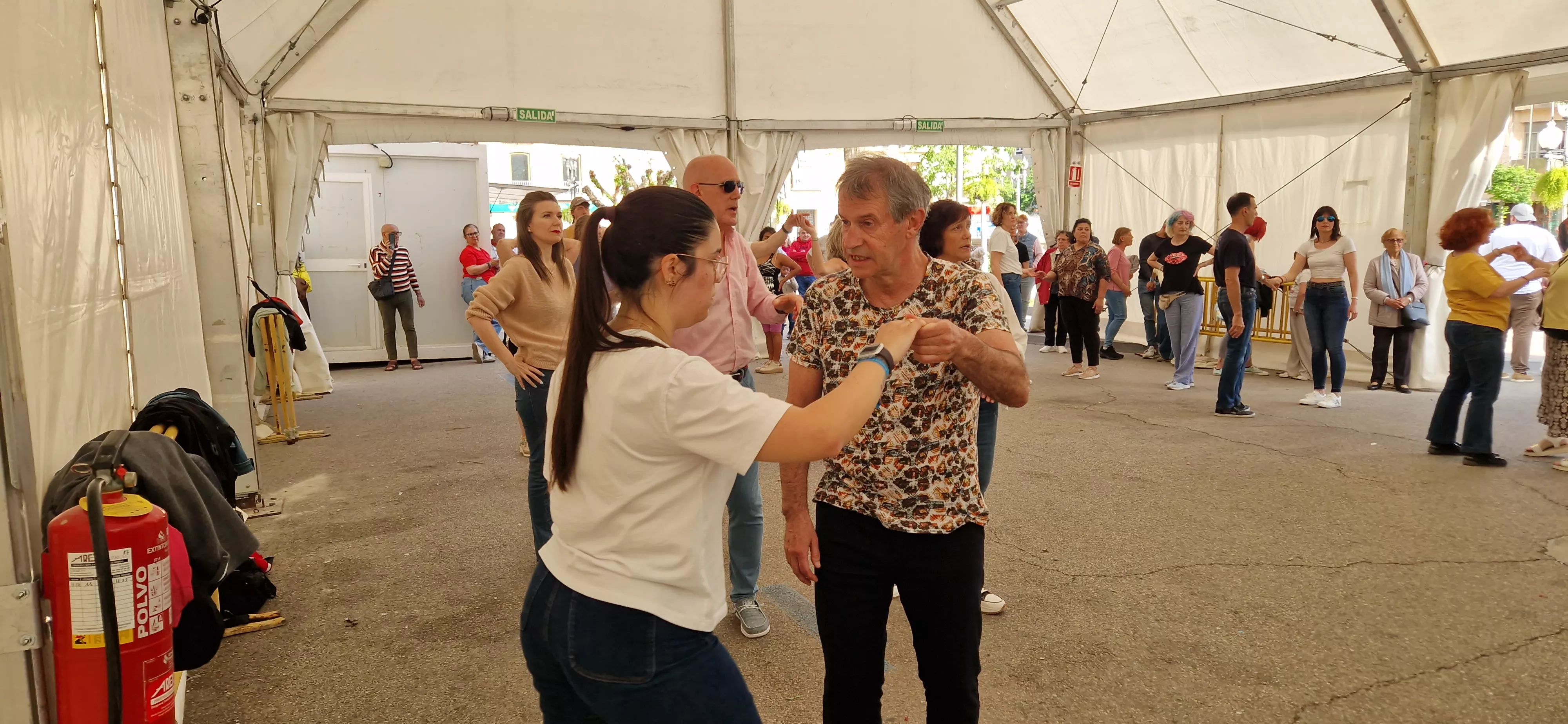 Bailes latinos en las Fiestas del Barrio de San Lorenzo. Foto Myriam Martínez