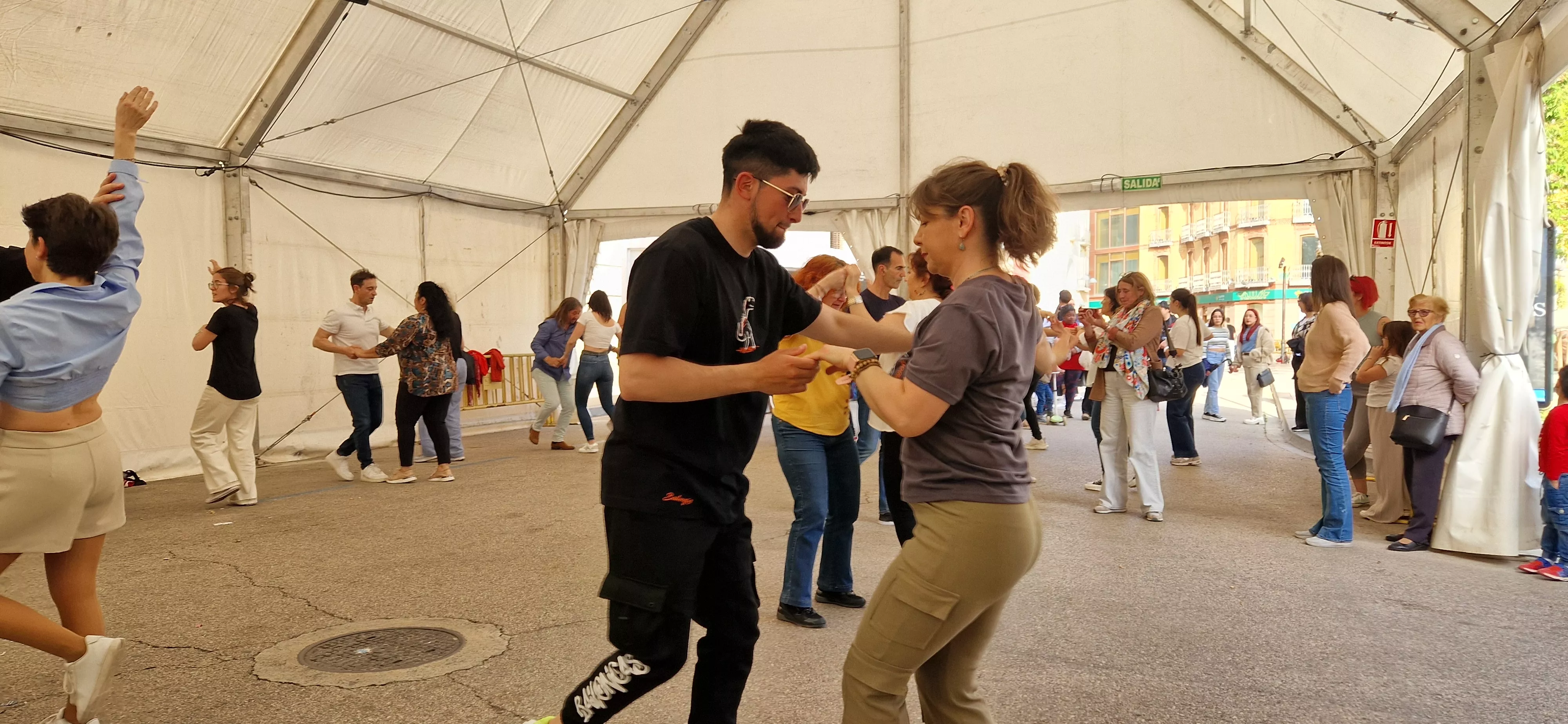 Bailes latinos en las Fiestas del Barrio de San Lorenzo. Foto Myriam Martínez