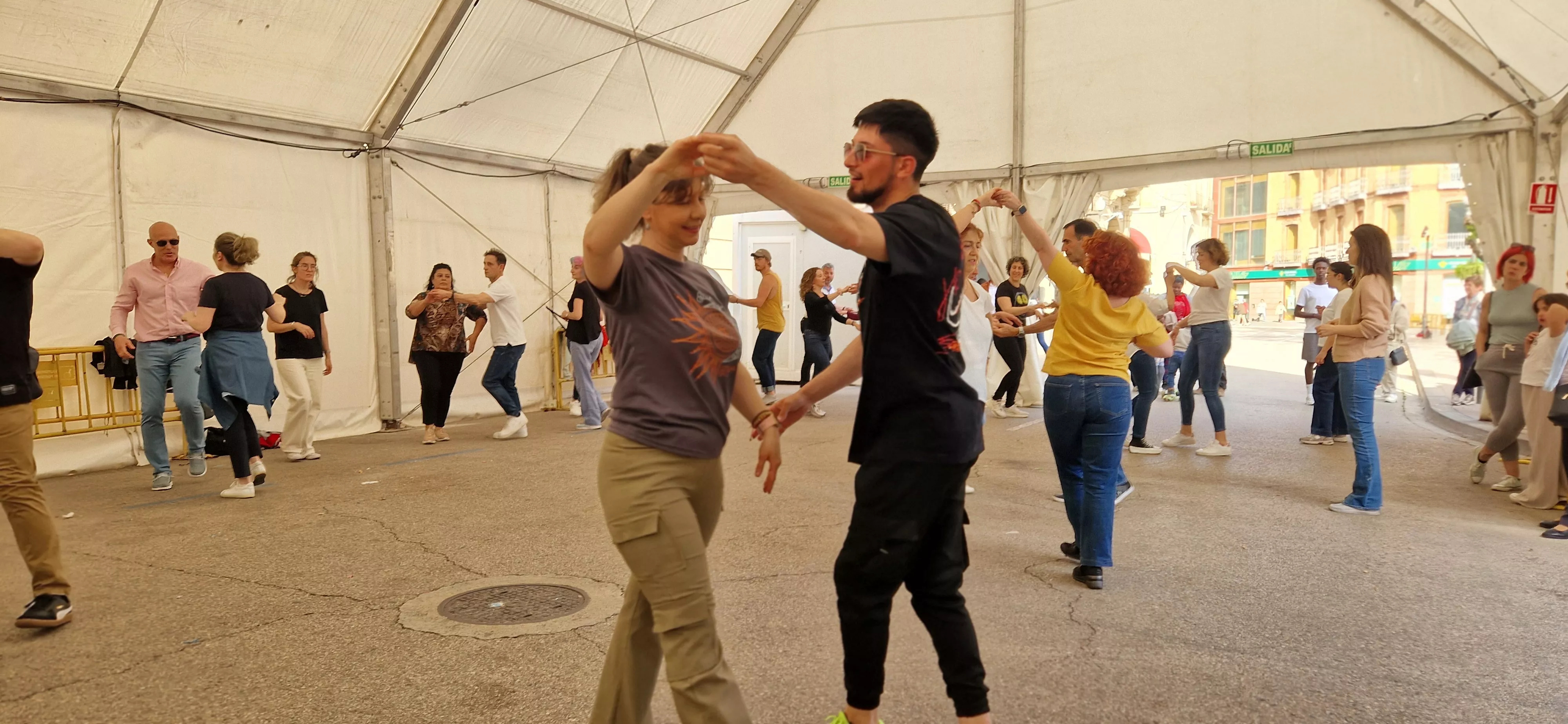 Bailes latinos en las Fiestas del Barrio de San Lorenzo. Foto Myriam Martínez