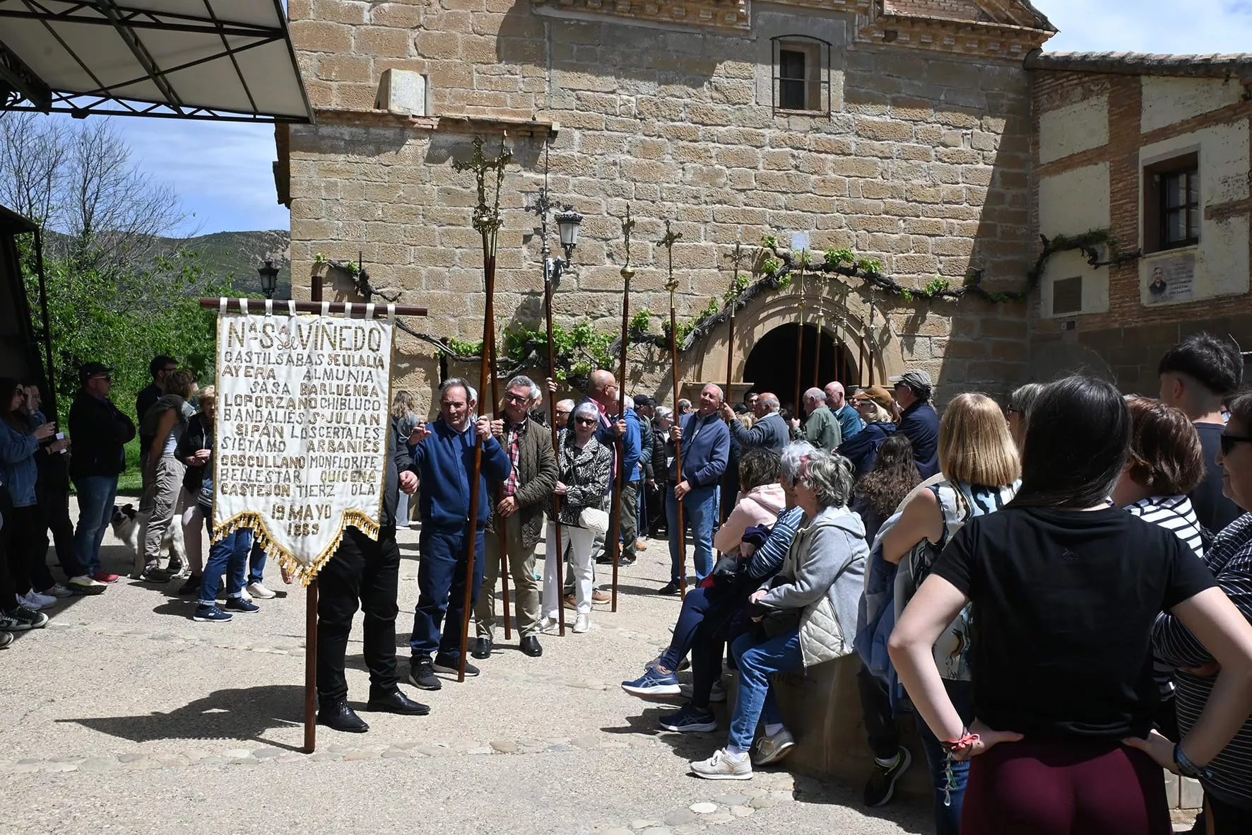 Romería del Viñedo con las 12 cruces de los pueblos. Foto Carlos Jalle