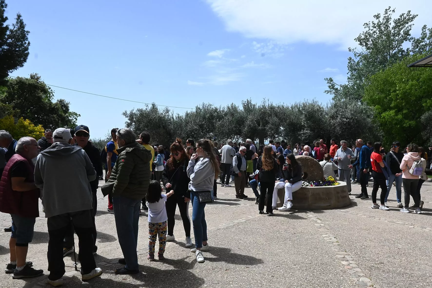 Romería del Viñedo con las 12 cruces de los pueblos. Foto Carlos Jalle