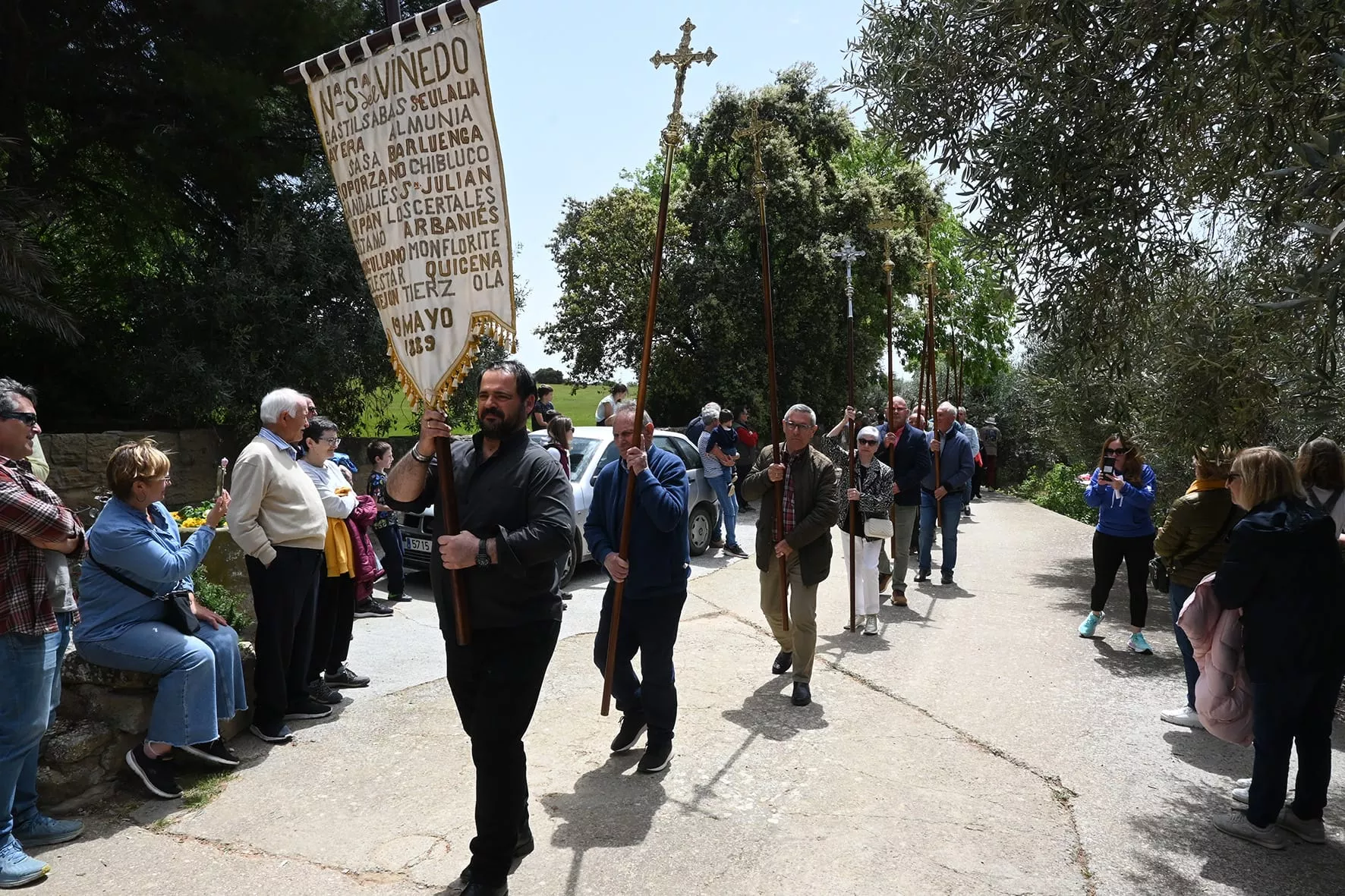 Romería del Viñedo con las 12 cruces de los pueblos. Foto Carlos Jalle