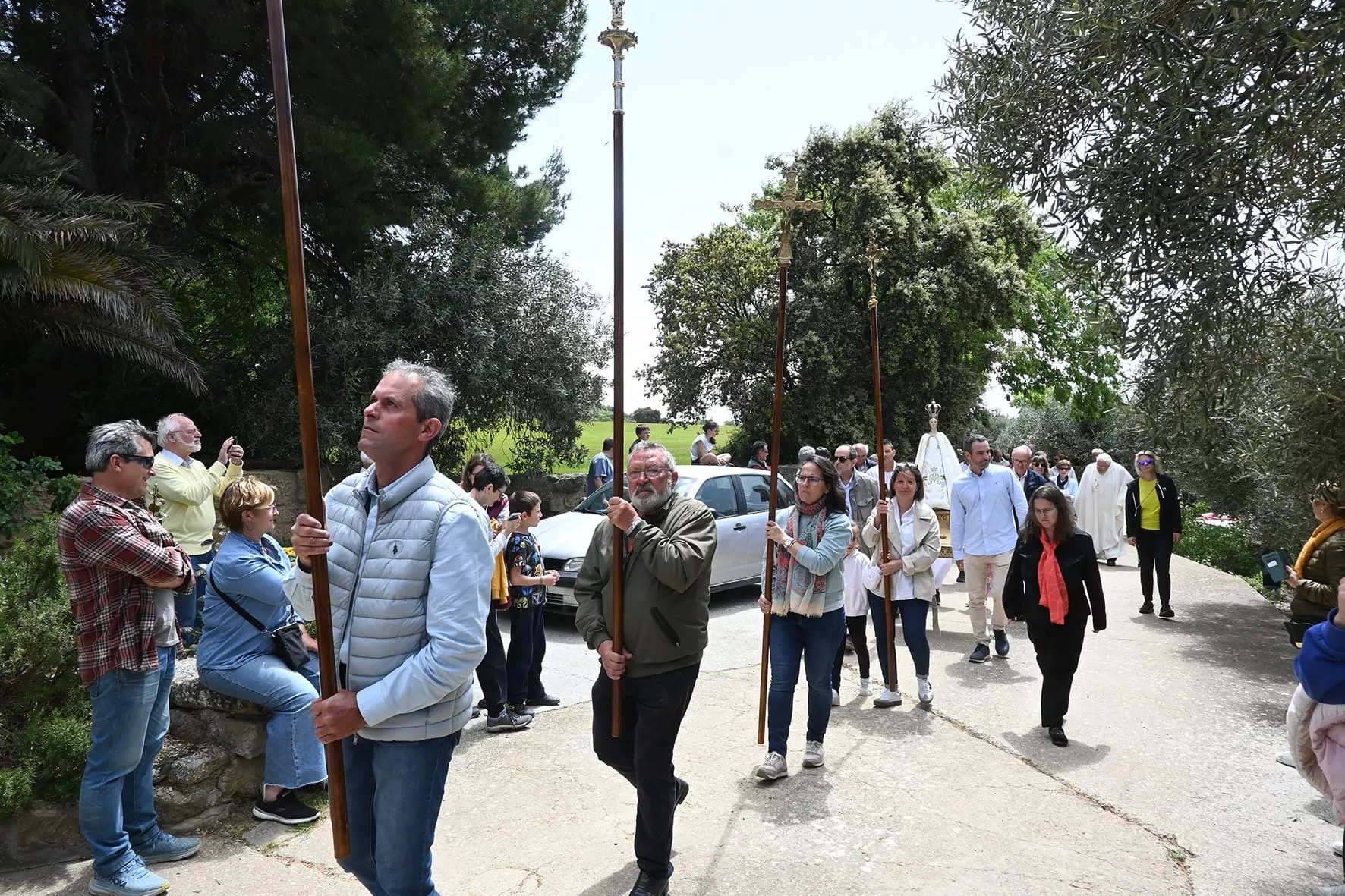Romería del Viñedo con las 12 cruces de los pueblos. Foto Carlos Jalle