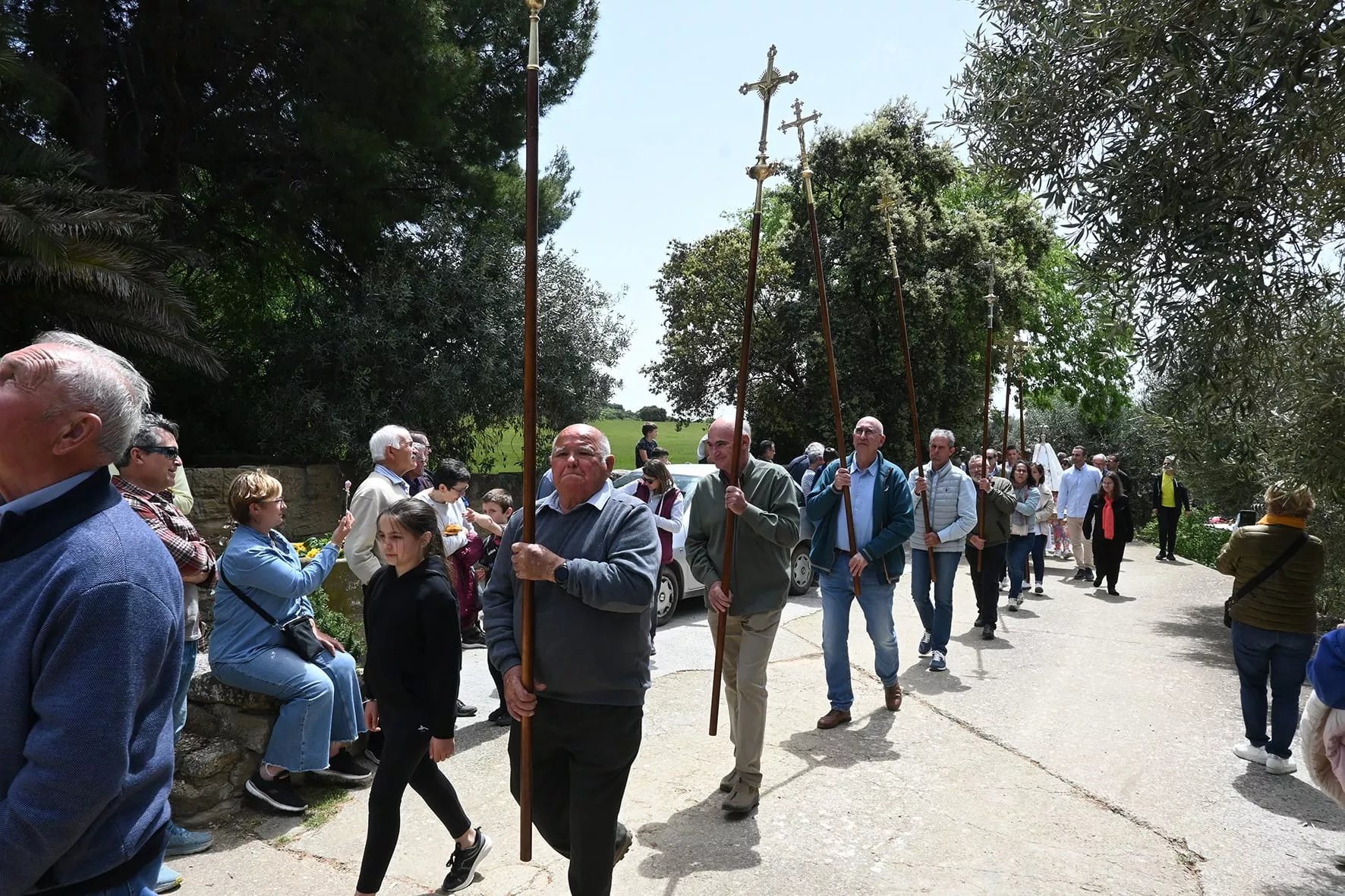 Romería del Viñedo con las 12 cruces de los pueblos. Foto Carlos Jalle