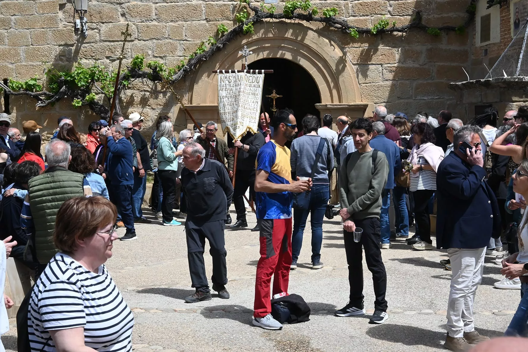 Romería del Viñedo con las 12 cruces de los pueblos. Foto Carlos Jalle