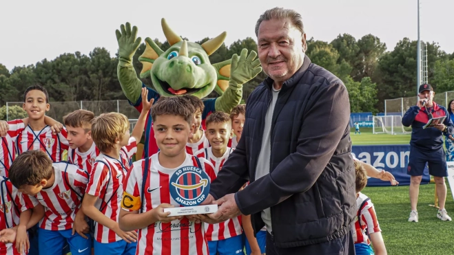 Agustín Lasaosa entrega el trofeo de campeón. Foto SD Huesca