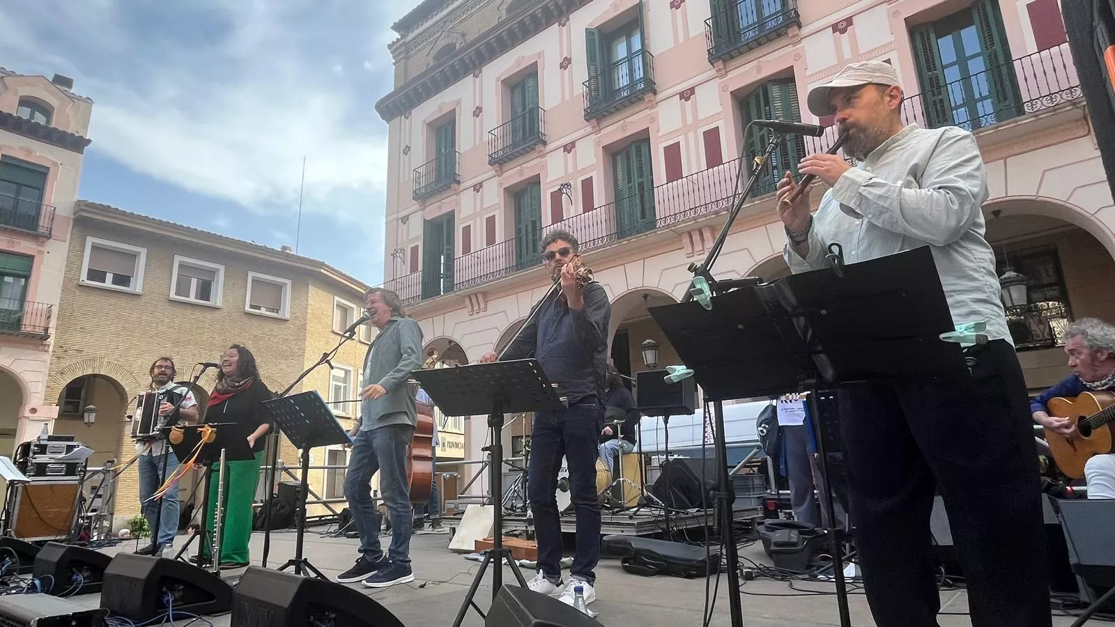 Concierto del grupo Biella Nuei en la plaza López Allué. Foto Mercedes Manterola