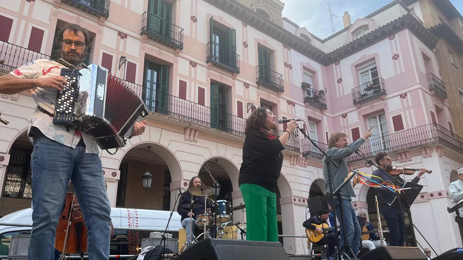 Concierto del grupo Biella Nuei en la plaza López Allué. Foto Mercedes Manterola