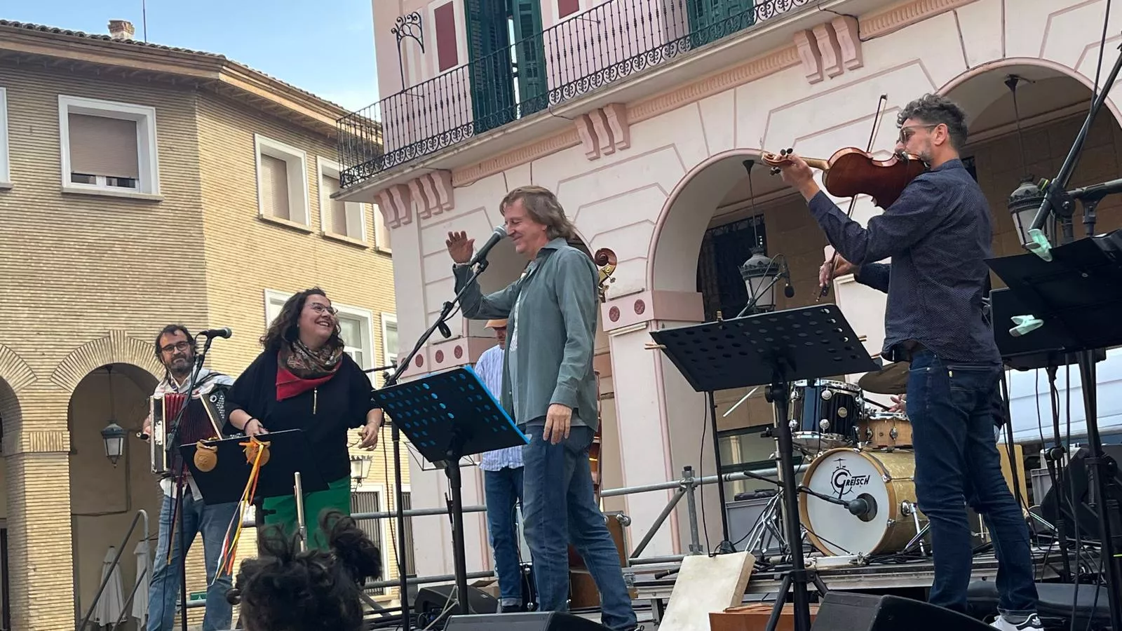 Concierto del grupo Biella Nuei en la plaza López Allué. Foto Mercedes Manterola