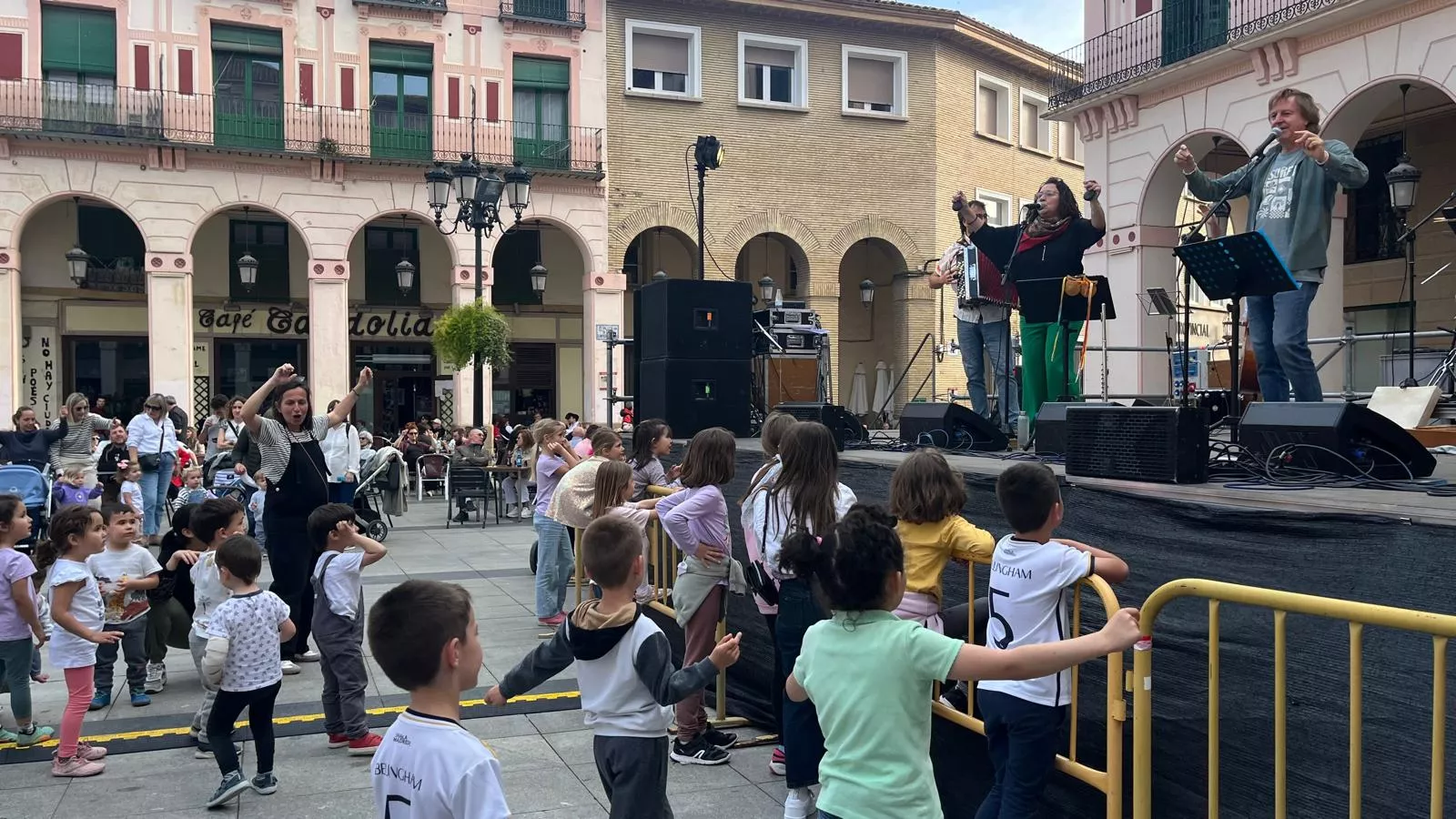 Concierto del grupo Biella Nuei en la plaza López Allué. Foto Mercedes Manterola