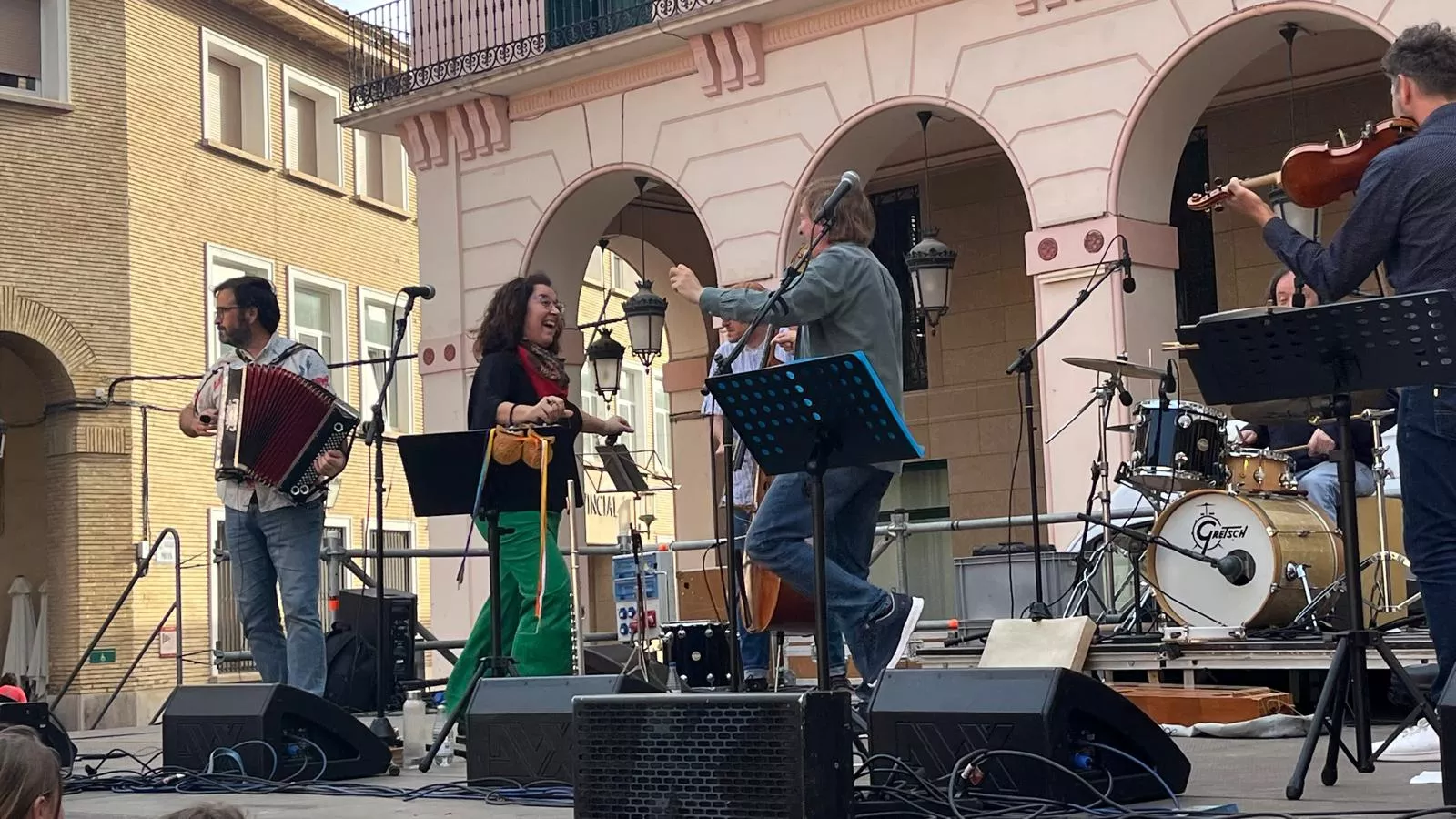 Concierto del grupo Biella Nuei en la plaza López Allué. Foto Mercedes Manterola