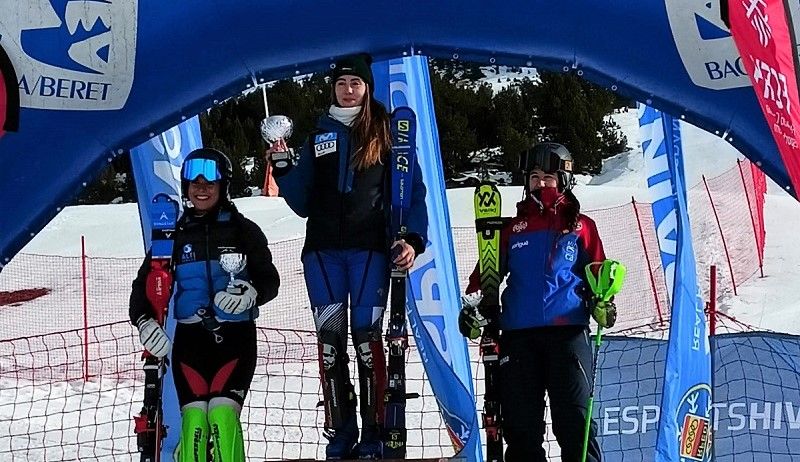 Podio de María Abad (Esquí Club Cerler Aneto) en Baqueira Beret.