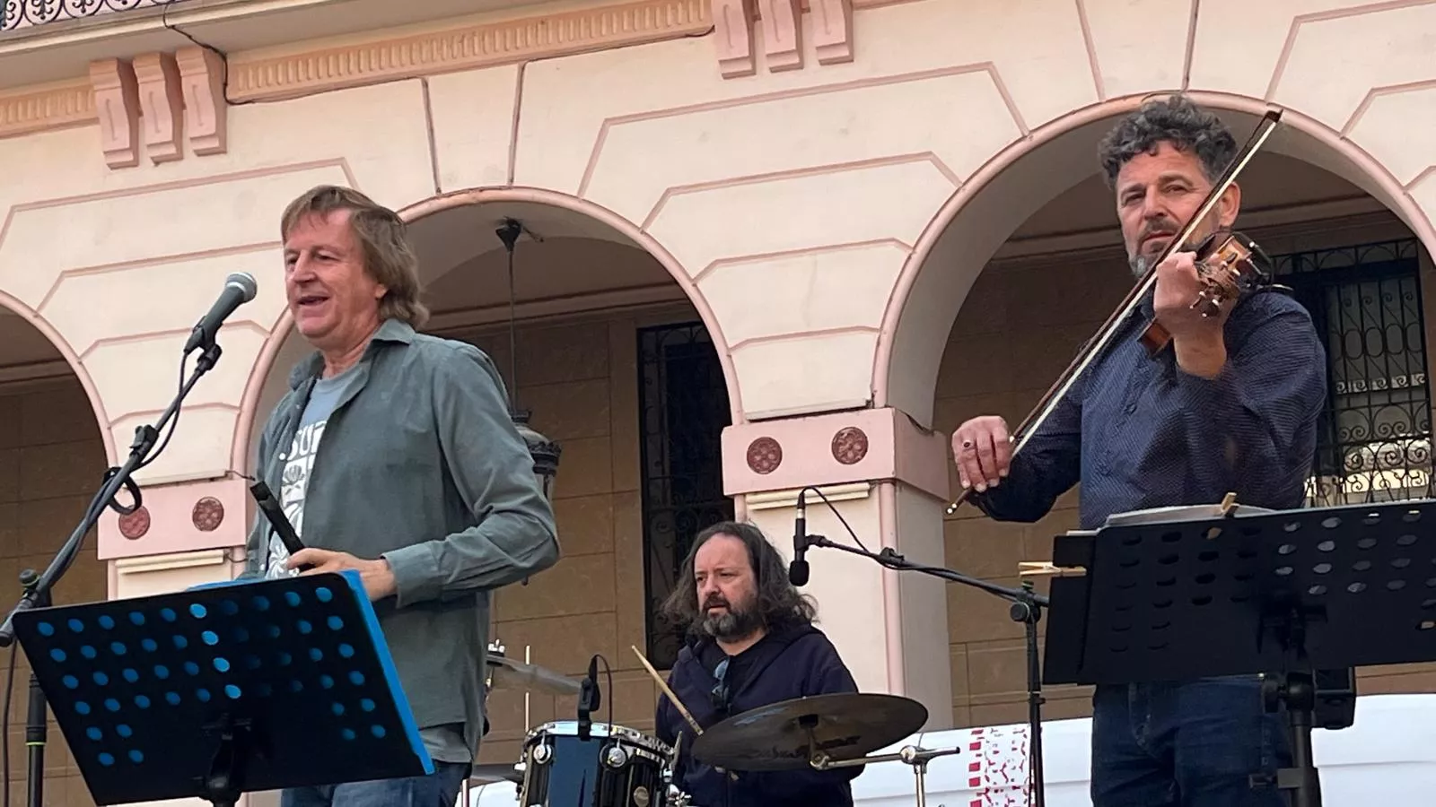 Concierto del grupo Biella Nuei en la plaza López Allué. Foto Mercedes Manterola