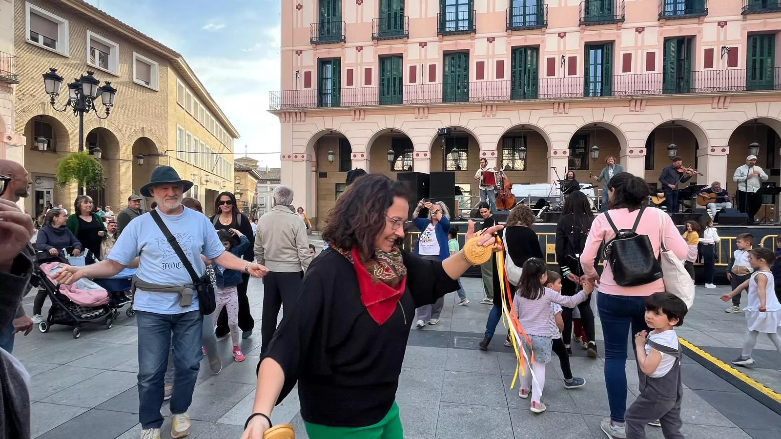 Concierto del grupo Biella Nuei en la plaza López Allué. Foto Mercedes Manterola
