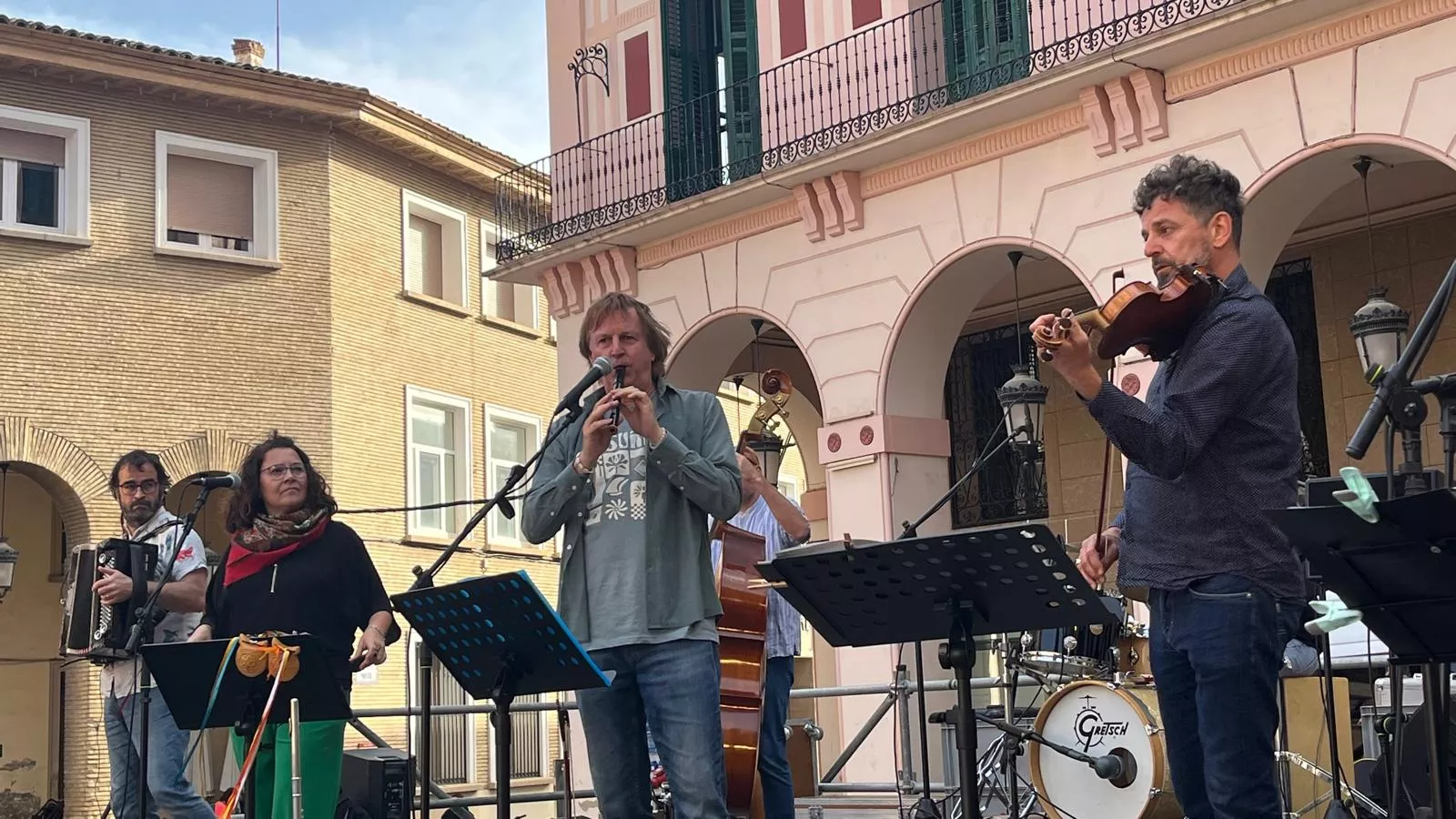 Concierto del grupo Biella Nuei en la plaza López Allué. Foto Mercedes Manterola