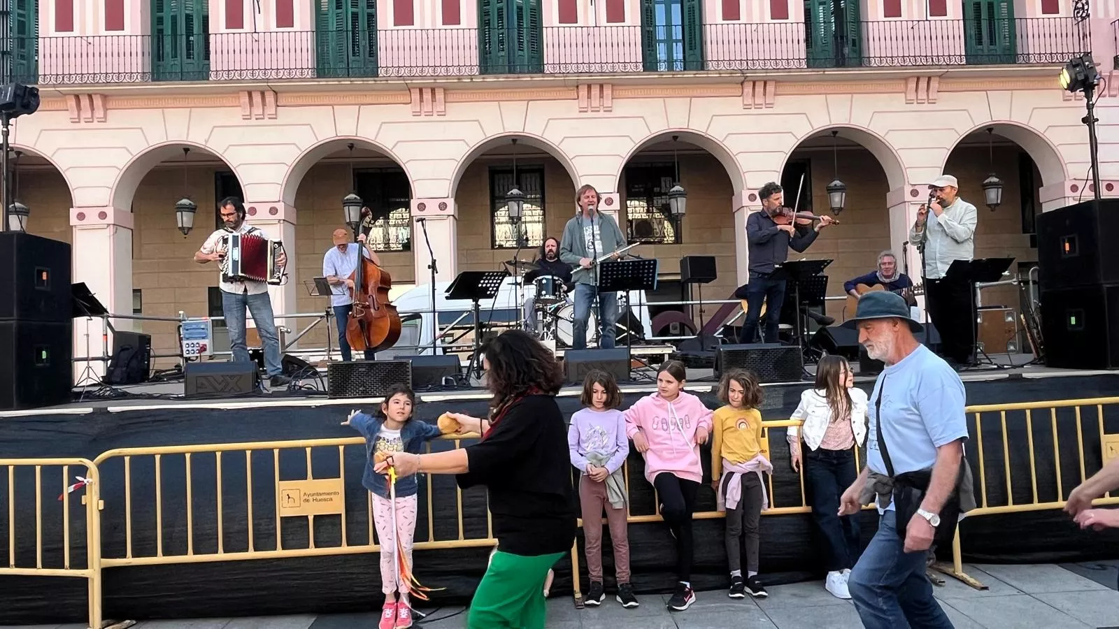 Concierto del grupo Biella Nuei en la plaza López Allué. Foto Mercedes Manterola