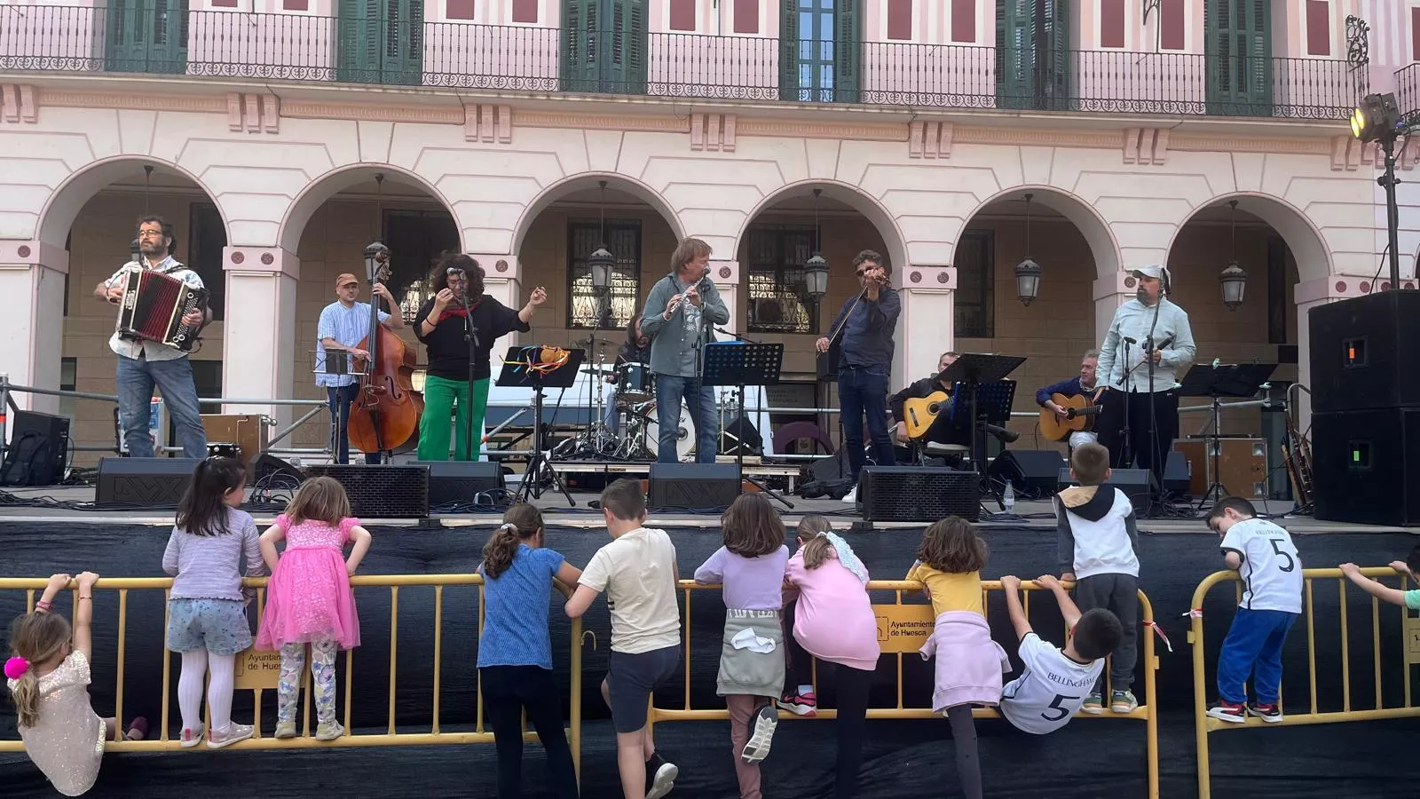Concierto del grupo Biella Nuei en la plaza López Allué. Foto Mercedes Manterola