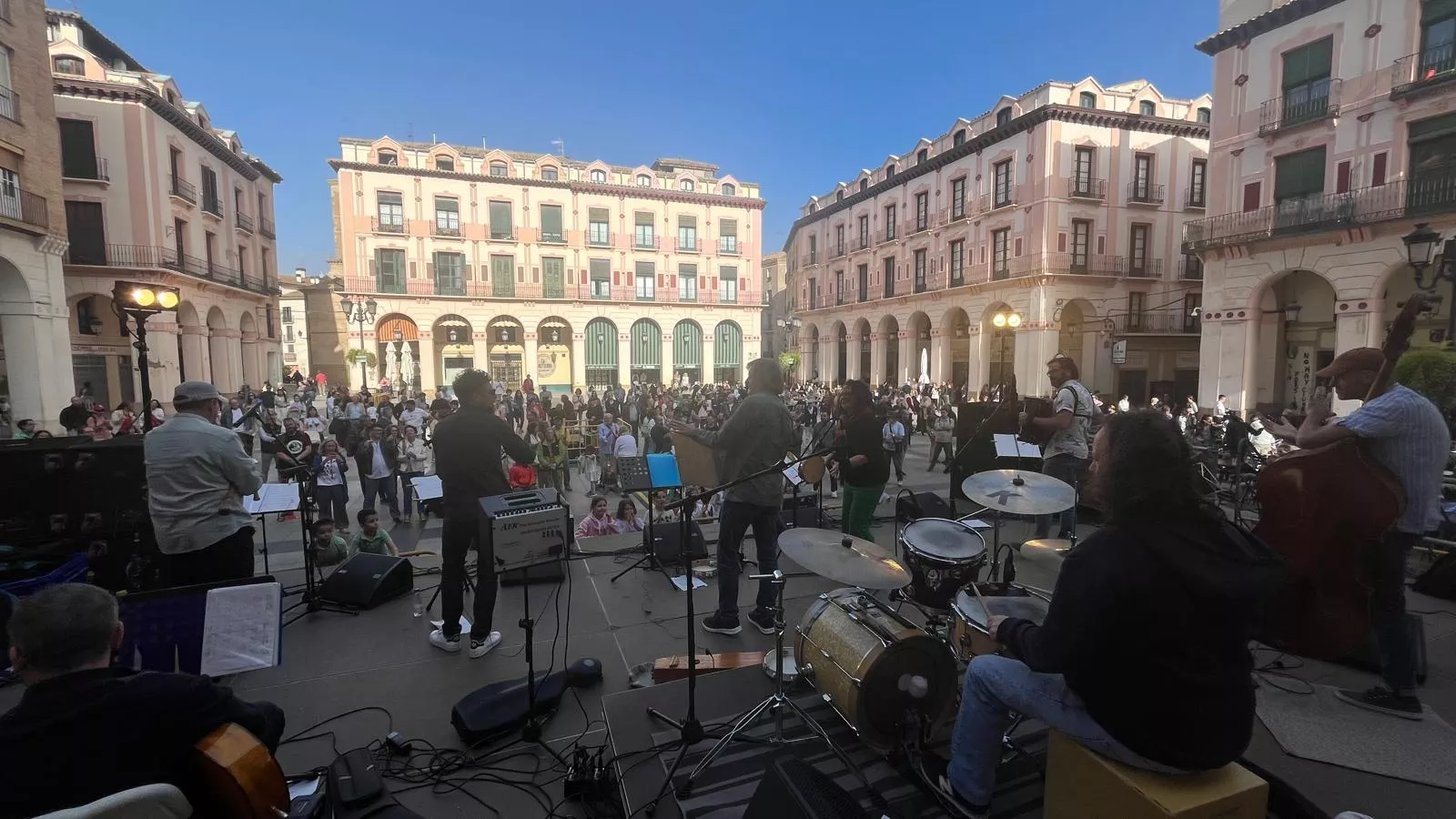 Concierto del grupo Biella Nuei en la plaza López Allué. Foto Mercedes Manterola