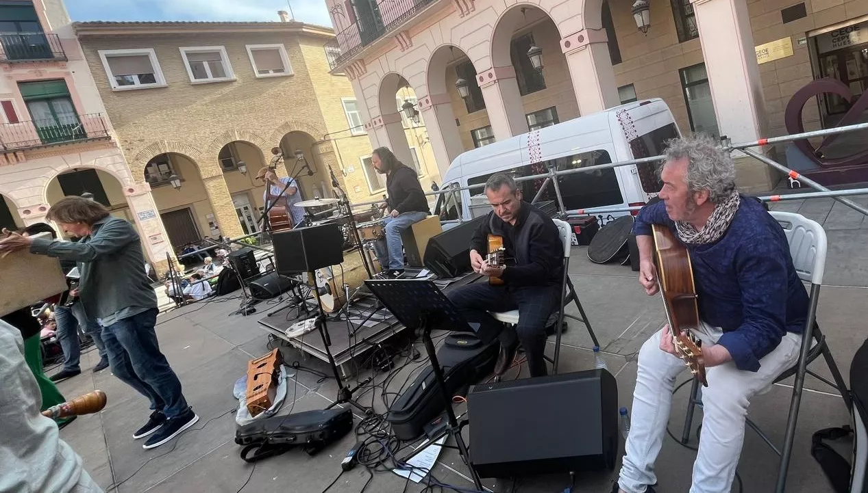 Concierto del grupo Biella Nuei en la plaza López Allué. Foto Mercedes Manterola
