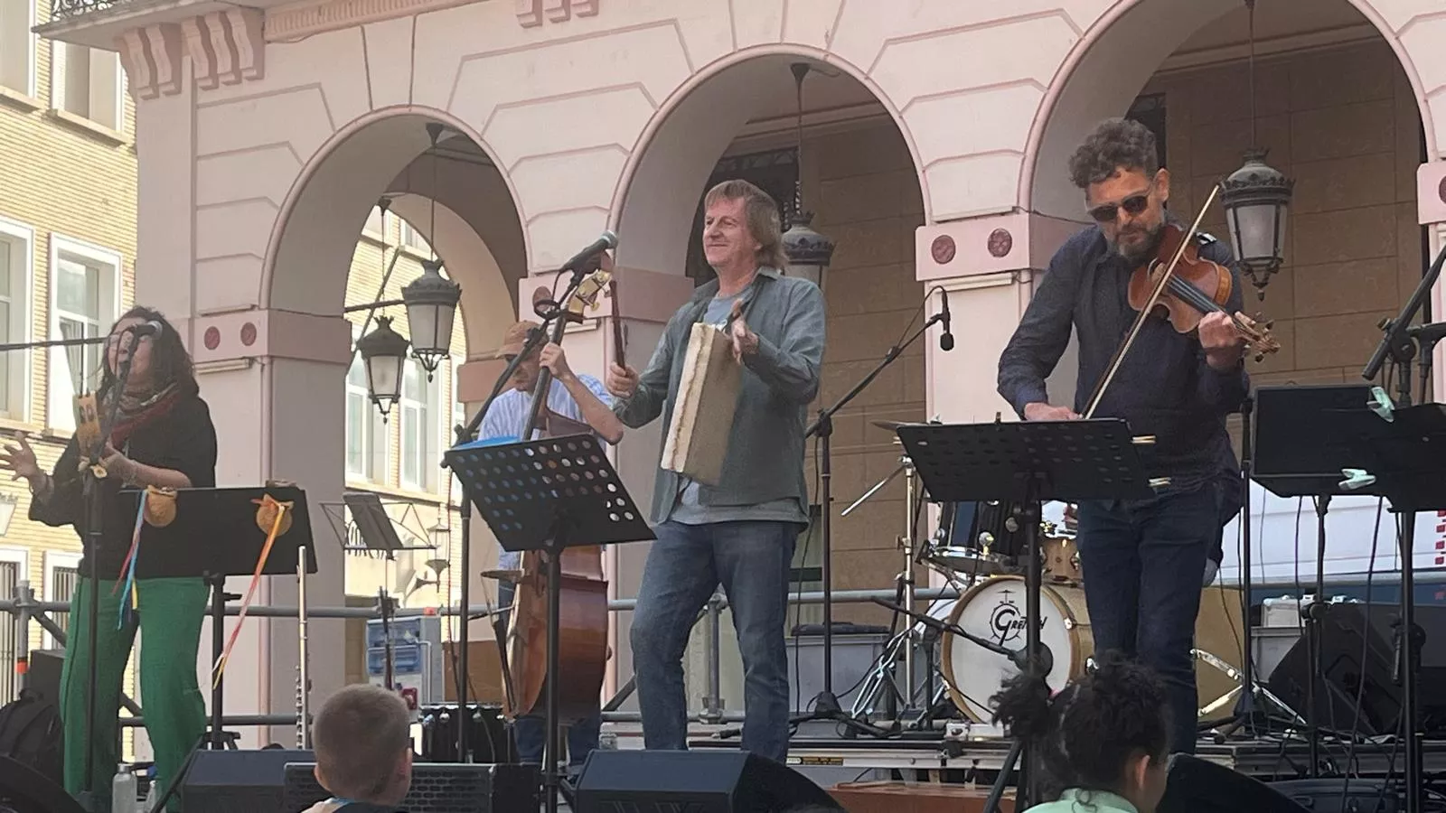 Concierto del grupo Biella Nuei en la plaza López Allué. Foto Mercedes Manterola