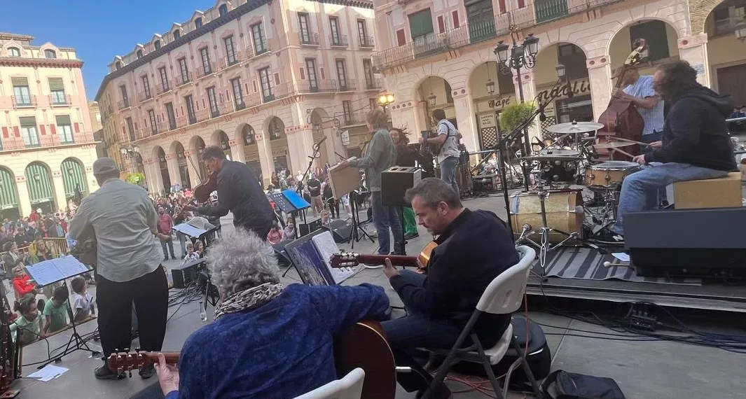 Concierto del grupo Biella Nuei en la plaza López Allué. Foto Mercedes Manterola